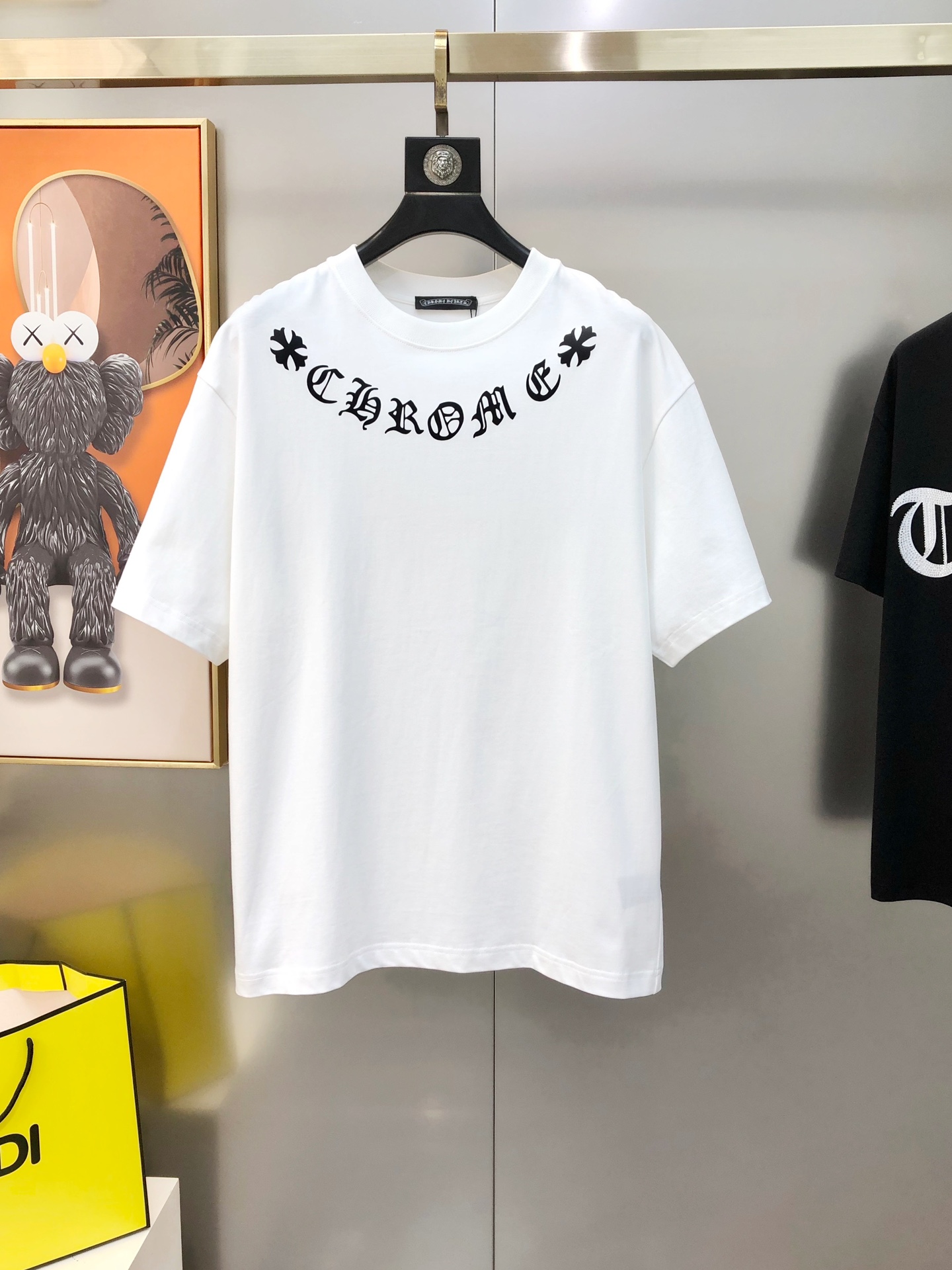 NO:444698,Croxin 2025 spring and summer new style original single men's round neck short-sleeved T-shirt sold simultaneously in counters Hot high-end quality High-version OS wide version Printed Sanskrit letter logo pattern design Custom imported double-strand pure cotton fabric Soft and delicate touch, skin-friendly and comfortable to wear The OEM is finely made in the upper body very handsome and stylish Size S-2XL (large, maximum size can be worn about 200 pounds. Please report height and weight when placing an order) Black White Shipping the next day, Chrome hearts, T-shirt,tees, t-shirt,alexander wang19860909克罗心2025春夏新款原单男士圆领短袖T恤 专柜同步售卖 爆款高端品质 高版本 OS版型阔版 印胶印花梵文字母logo图案设计 定制进口双股纯棉面料 手感柔软细腻 穿着亲肤舒适 代工厂精细做上身非常帅气有型 尺码S-2XL（偏大 最大码可穿200斤左右 下单请报身高体重) 黑色 白色 隔天出货,,chrome hearts,T-shirt,tees，t-shirt,alexander wang,Men's clothing