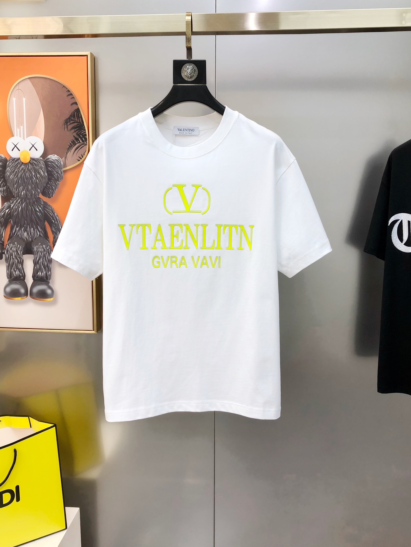 NO:444764,Val*ntino 2025 spring and summer new style original single men's round neck short-sleeved T-shirt sold simultaneously in the counter, hot high-end quality, high-version OS version, wide version, three-dimensional printed letter logo pattern design, customized imported double-strand pure cotton fabric, soft and delicate, skin-friendly and comfortable to wear, OEM finely made on the upper body is very handsome and stylish S-2XL (large, maximum size can be worn about 200 pounds, please report height and weight to place an order) Black White Shipping the next day,,valentino,T-shirt,tees,t-shirt,alexander wang19860909Val*ntino 华伦天奴2025春夏新款原单男士圆领短袖T恤 专柜同步售卖 爆款高端品质 高版本 OS版型阔版 立体印胶字母logo图案设计 定制进口双股纯棉面料 手感柔软细腻 穿着亲肤舒适 代工厂精细做上身非常帅气有型 尺码S-2XL（偏大 最大码可穿200斤左右 下单请报身高体重) 黑色 白色 隔天出货,,valentino,T-shirt,tees，t-shirt,alexander wang,Men's clothing