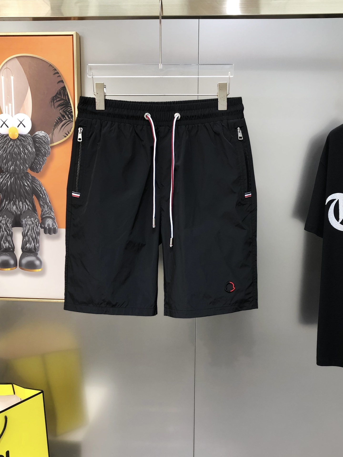 NO:444604,M*ncler 2025 spring and summer new style original single men's casual shorts sold at the counter simultaneously, fashionable and versatile embroidery logo pattern design Customized original imported polyester fiber quick-drying fabric imported hardware accessories The upper body is elegant and handsome, and a new visual feeling!  There is no sense of restraint. The OEM factory has very detailed details. It is not picky about people on the upper body, and it is a must-have model. Size M-3XL=29-36 (maximum size can be worn about 185 kilograms) shipped the next day. Black royal blue white, Moncler, shorts, alexander wang19860909M*ncler 蒙口2025春夏新款原单男士休闲短裤 柜台同步售卖高端定制 时尚百搭款刺绣logo图案设计 定制原版进口聚酯纤维速干面料 进口五金辅料 上身优雅帅气,焕然一新的即视感！没有任何的束缚感 代工厂精细做细节都很到位,上身不挑人,必入的自留款.尺码M-3XL=29-36 (最大码可穿185斤左右）隔天出货 黑色 宝蓝色 白色,,Moncler,shorts,alexander wang,Men's clothing