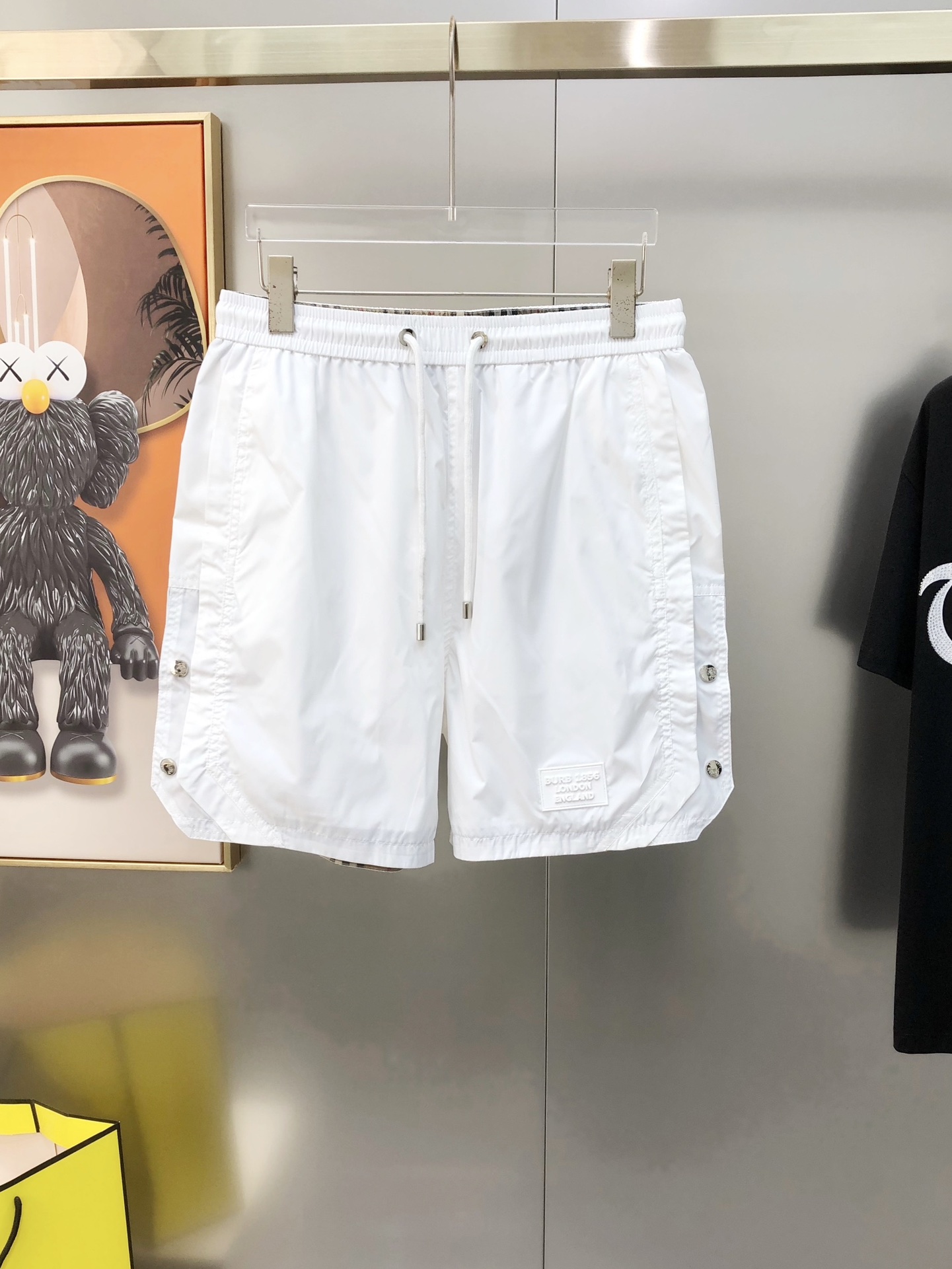 NO:444587,BURBE** Burberry's new spring and summer 2025 original single men's casual shorts are sold at the counter at the same time. Fashionable and versatile embroidered war horse logo rubber label design. Customized original imported polyester fiber quick-drying fabric. Imported hardware accessories. The upper body is elegant and handsome, and a new visual feeling!  There is no sense of restraint. The OEM factory has very detailed details. It is not picky about people on the upper body. It is a must-have model. Size M-3XL=29-36 (maximum size can be worn about 185 kilograms) shipped the next day. 3 colors are available, burberry, burberry, shorts, alexander wang19860909BURBE** 巴宝莉2025春夏新款原单男士休闲短裤 柜台同步售卖高端定制 时尚百搭款绣战马logo胶标设计 定制原版进口聚酯纤维速干面料 进口五金辅料 上身优雅帅气,焕然一新的即视感！没有任何的束缚感 代工厂精细做细节都很到位,上身不挑人,必入的自留款.尺码M-3XL=29-36 (最大码可穿185斤左右）隔天出货 3色可选,,burberry,burberry,shorts,alexander wang,Men's clothing