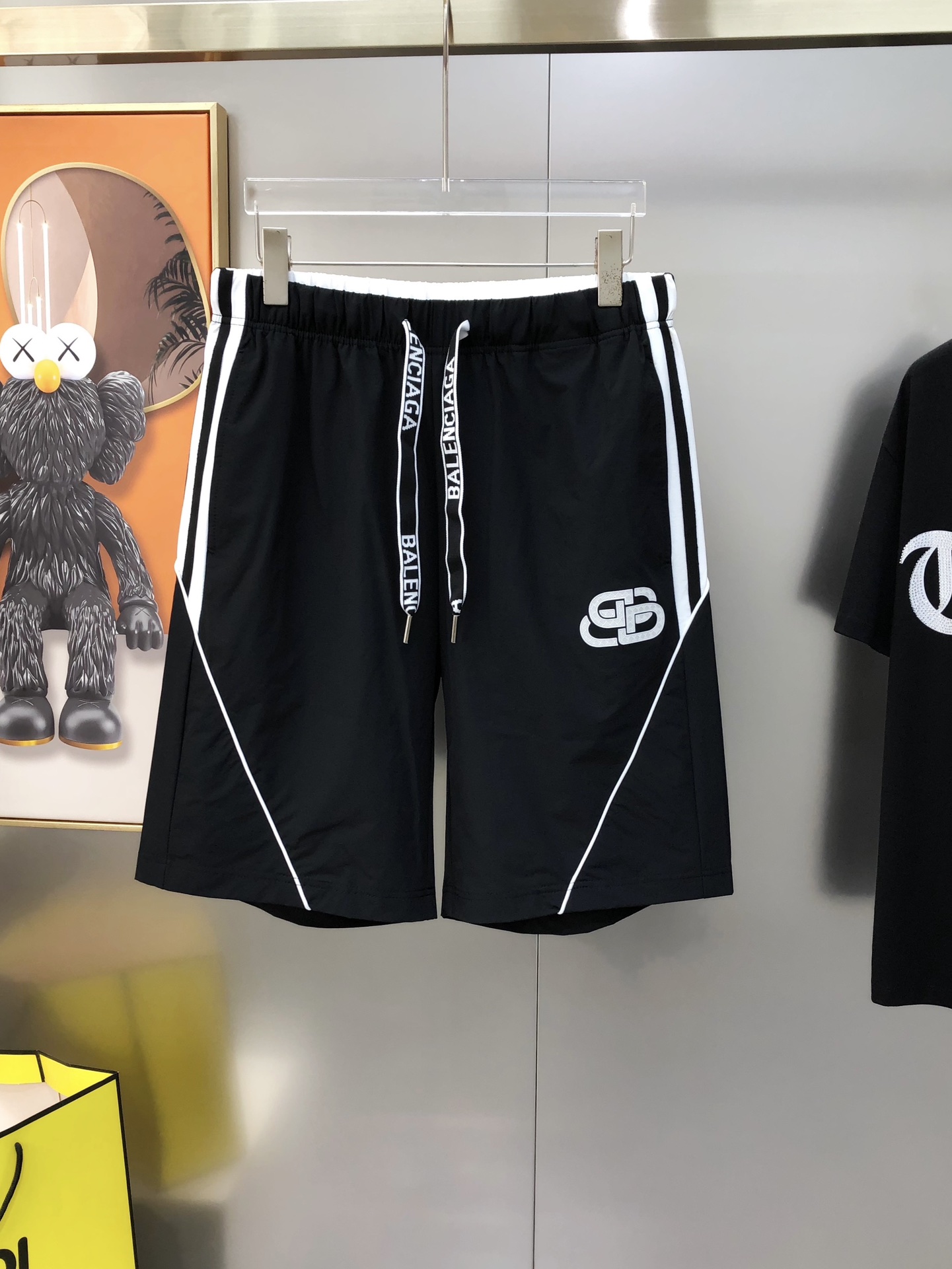 NO:444612,Bal*nciaga 2025 spring and summer new original single men's casual shorts sold at the counter, high-end customization, fashionable and versatile contrasting colors, three-dimensional printed glue logo pattern design, customized original imported polyester fiber quick-drying fabric, imported hardware accessories, elegant and handsome upper body, a brand new visual feeling!  There is no sense of restraint. The OEM factory has very detailed details. It is not picky about people on the upper body. It is a must-have model. Size M-4XL=29-38 (maximum size can be worn about 195 kilograms) shipped the next day, balenciaga, shorts, alexander wang19860909Bal*nciaga 巴黎世家2025春夏新款原单男士休闲短裤 柜台同步售卖高端定制 时尚百搭款撞色 立体印胶logo图案设计 定制原版进口聚酯纤维速干面料 进口五金辅料 上身优雅帅气,焕然一新的即视感！没有任何的束缚感 代工厂精细做细节都很到位,上身不挑人,必入的自留款.尺码M-4XL=29-38 (最大码可穿195斤左右）隔天出货,,balenciaga,shorts,alexander wang,Men's clothing