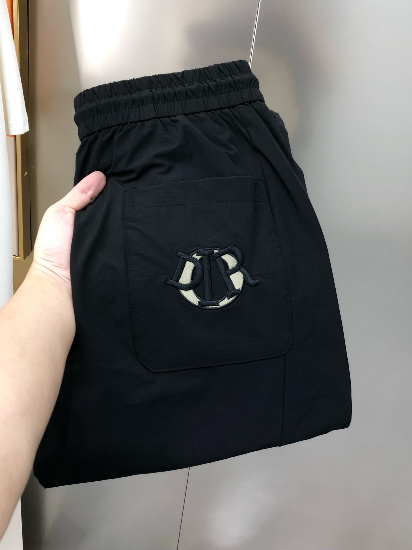 NO:444495,D*or Dior 2025 spring and summer new original single men's casual pants, hoodies, simultaneous sale at the counter, hot high-end customization, original single rude goods, simple and fashionable versatile three-dimensional embroidery logo pattern design, customized original imported polyester fiber fabric, imported hardware accessories, elegant and handsome upper body, a brand new visual feeling!  The OEM factory has very detailed details, and it is not picky about people on the upper body, and it is a must-have model. Size M-4XL=29-38 (maximum size can be worn about 195 kilograms) shipped the next day. Black, dior, alexander wang19860909D*or 迪奥2025春夏新款原单男士休闲裤 卫裤 柜台同步售卖 爆款高端定制 原单狠货 简洁时尚百搭款立体刺绣logo图案设计 定制原版进口聚酯纤维面料 进口五金辅料 上身优雅帅气,焕然一新的即视感！代工厂精细做细节都很到位,上身不挑人,必入的自留款.尺码M-4XL=29-38(最大码可穿195斤左右）隔天出货 黑色,,dior,alexander wang,Men's clothing