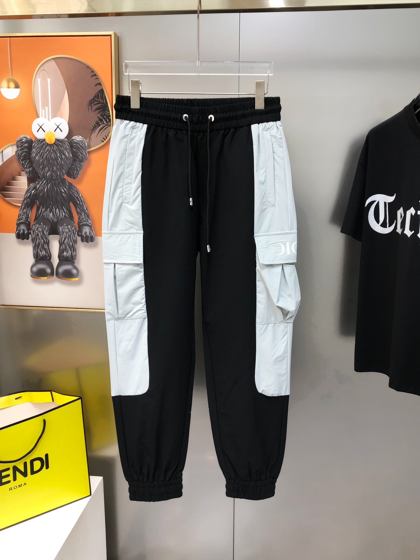 NO:444489,D*or Dior joint model 2025 spring and summer new original single men's casual pants, wardrobe pants, sold at the counter, hot contrasting colors, high-end customization, original single rude goods, simple and fashionable versatile three-dimensional printed glue embroidered letter logo pattern design, customized original imported polyester fiber fabric, imported hardware accessories, elegant and handsome upper body, a new visual feeling!  The OEM factory has very detailed details, and it is not picky about people on the upper body, and it is a must-have model. Size M-4XL=29-38 (maximum size can be worn about 195 kilograms) shipped the next day Black gray, dior, alexander wang19860909D*or 迪奥联名款2025春夏新款原单男士休闲裤 卫裤 柜台同步售卖 爆款撞色 高端定制 原单狠货 简洁时尚百搭款立体印胶刺绣字母logo图案设计 定制原版进口聚酯纤维面料 进口五金辅料 上身优雅帅气,焕然一新的即视感！代工厂精细做细节都很到位,上身不挑人,必入的自留款.尺码M-4XL=29-38(最大码可穿195斤左右）隔天出货 黑色 灰色,,dior,alexander wang,Men's clothing