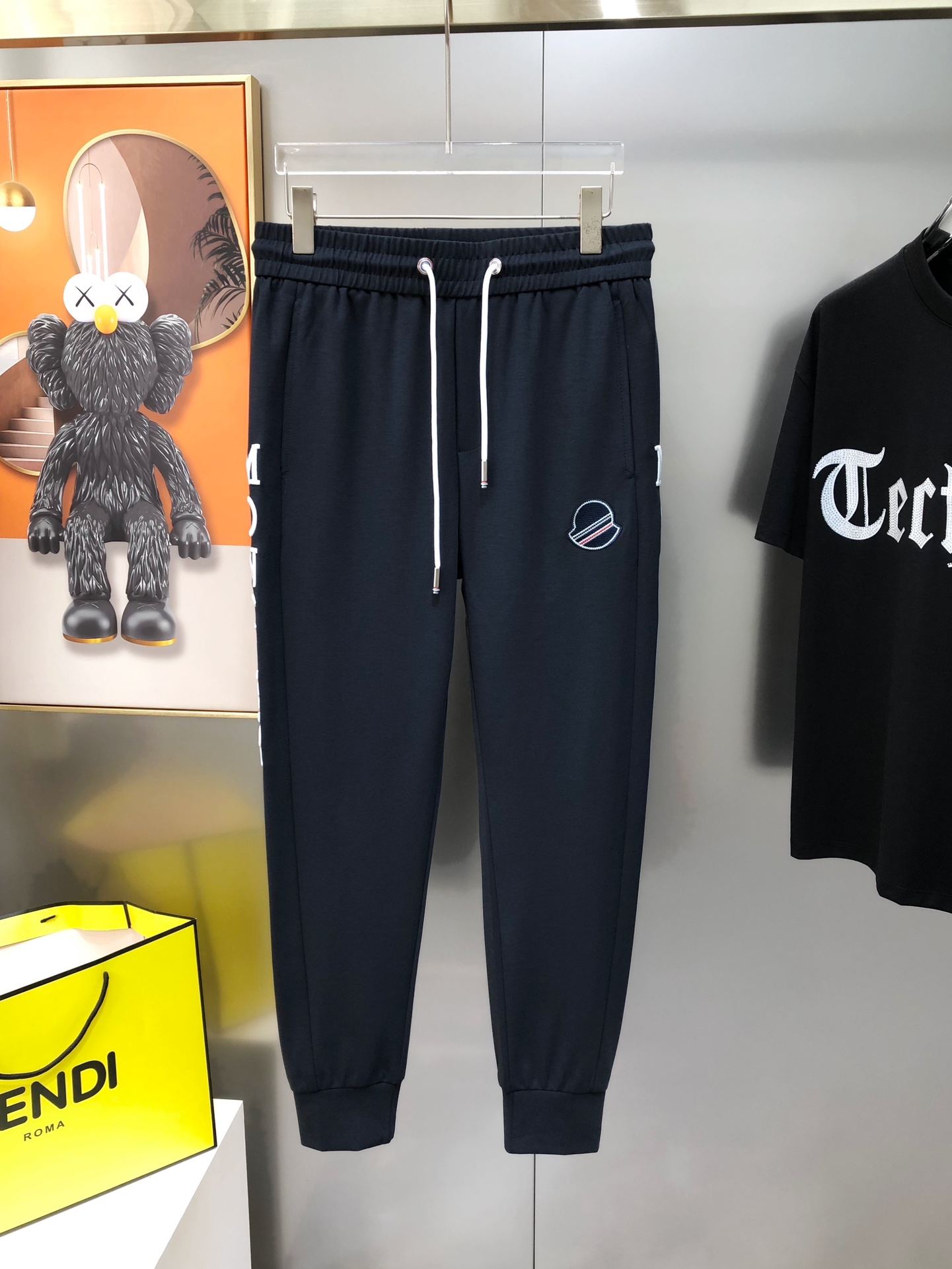 NO:444501,M*ncler 2025 spring and summer new style original single men's casual pants sold at the counter simultaneously High-end customization Original single rude goods Simple and fashionable versatile three-dimensional embroidered letter logo pattern design Customized original imported ice silk cotton blend fabric Imported hardware accessories The upper body is elegant and handsome, and a new visual feeling!  The OEM factory has very detailed details, and it is not picky about people on the upper body, and it is a must-have model. Size M-4XL=29-38 (maximum size can be worn about 195 kilograms) shipped the next day Black royal blue, Moncler, alexander wang19860909M*ncler 蒙口2025春夏新款原单男士休闲裤 柜台同步售卖 高端定制 原单狠货 简洁时尚百搭款立体刺绣字母logo图案设计 定制原版进口冰丝棉混纺面料 进口五金辅料 上身优雅帅气,焕然一新的即视感！代工厂精细做细节都很到位,上身不挑人,必入的自留款.尺码M-4XL=29-38(最大码可穿195斤左右）隔天出货 黑色 宝蓝色,,Moncler,alexander wang,Men's clothing