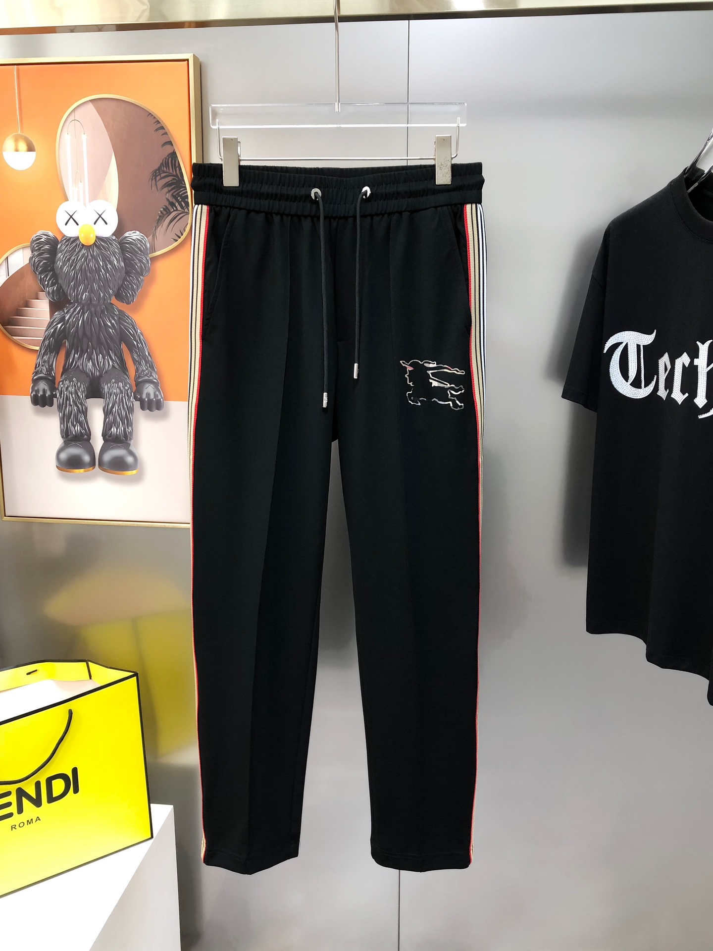 NO:444507,BURBE** Burberry's new spring and summer 2025 original single men's casual pants are sold simultaneously at the counter. High-end customization. Original single rude goods. Simple and fashionable and versatile splicing webbing and printing glue war horse logo pattern design. Customized original imported ice silk cotton blend fabric. Imported hardware accessories. The upper body is elegant and handsome, and a new visual feeling!  The OEM factory has very detailed details, and it is not picky about people on the upper body, and it is a must-have model. Size M-4XL=29-38 (maximum size can be worn about 195 kilograms) shipped the next day. Black khaki, burberry, burberry, alexander wang19860909BURBE** 巴宝莉2025春夏新款原单男士休闲裤 柜台同步售卖 高端定制 原单狠货 简洁时尚百搭款拼接织带印胶战马logo图案设计 定制原版进口冰丝棉混纺面料 进口五金辅料 上身优雅帅气,焕然一新的即视感！代工厂精细做细节都很到位,上身不挑人,必入的自留款.尺码M-4XL=29-38(最大码可穿195斤左右）隔天出货 黑色 卡其色,,burberry,burberry,alexander wang,Men's clothing