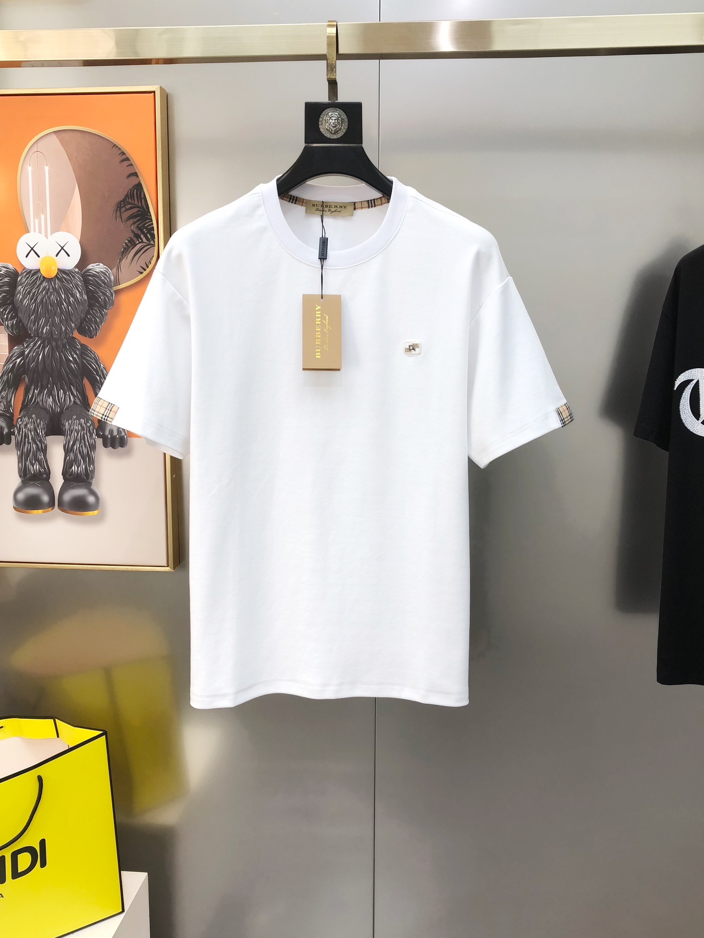 NO:444647,BURBE** Burberry 2025 spring and summer new style original single men's round neck short-sleeved T-shirt sold simultaneously in counters Hot high-end quality High-version OS wide version Embossed rubber on chest logo design Custom imported cotton fabric Soft and delicate touch, skin-friendly and comfortable to wear The OEM is very handsome and stylish S-3XL (large, maximum size can be worn about 200 pounds. Please report height and weight when placing an order) Shipping the next day Black White,,burberry,burberry,T-shirt,tees,t-shirt,alexander wang19860909BURBE** 巴宝莉2025春夏新款原单男士圆领短袖T恤 专柜同步售卖 爆款高端品质 高版本 OS版型阔版 胸前压花印胶战马logo标设计 定制进口纯棉面料 手感柔软细腻 穿着亲肤舒适 代工厂精细做上身非常帅气有型 尺码S-3XL（偏大 最大码可穿200斤左右 下单请报身高体重) 隔天出货 黑色 白色,,burberry,burberry,T-shirt,tees，t-shirt,alexander wang,Men's clothing