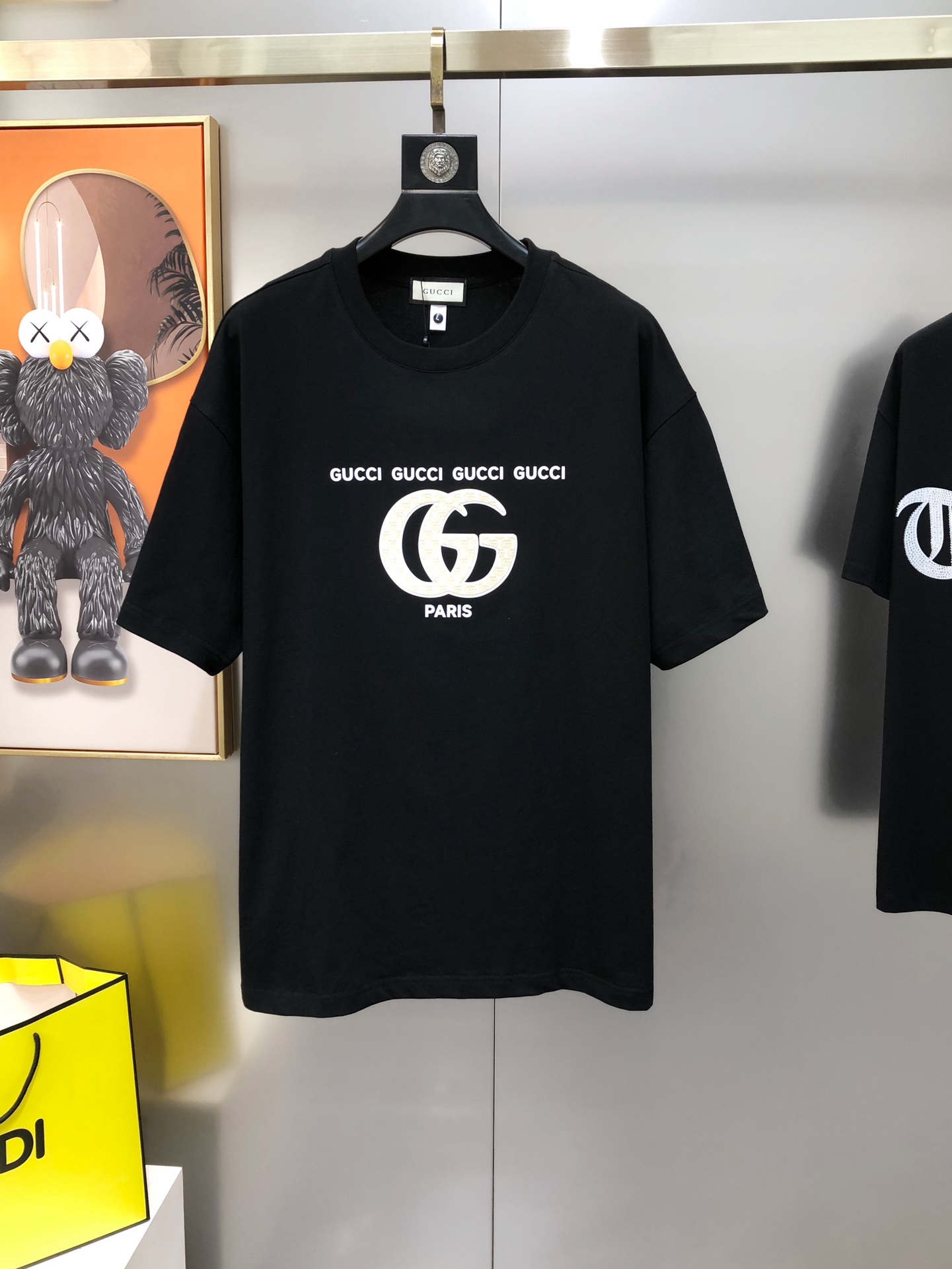 NO:444658,G*cci Guqi 2025 spring and summer new style original single men's round neck short-sleeved T-shirt sold simultaneously in counters Hot high-end quality High-version OS wide version Three-dimensional printed glue letter logo pattern design Custom imported cotton fabric Soft and delicate touch, skin-friendly and comfortable to wear The OEM is finely made in the upper body very handsome and stylish S-2XL (large, maximum size can be worn about 200 pounds. Please report height and weight when placing an order) Shipping the next day Black White, T-shirt,tees, t-shirt,alexander wang19860909G*cci 古齐2025春夏新款原单男士圆领短袖T恤 专柜同步售卖 爆款高端品质 高版本 OS版型阔版 胸前立体印胶字母logo图案设计 定制进口纯棉面料 手感柔软细腻 穿着亲肤舒适 代工厂精细做上身非常帅气有型 尺码S-2XL（偏大 最大码可穿200斤左右 下单请报身高体重) 隔天出货 黑色 白色,,T-shirt,tees，t-shirt,alexander wang,Men's clothing