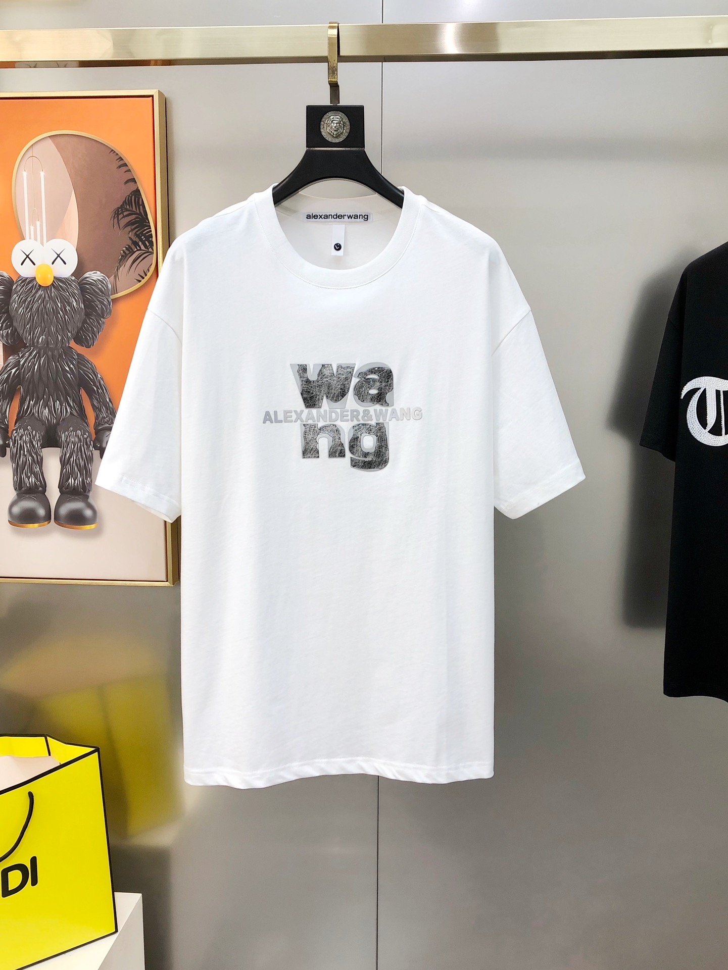 NO:444653,Al*xanderwang Alexanderwang 2025 spring and summer new original single men's round neck short-sleeved T-shirt sold simultaneously in the counter, hot high-end quality, high-version OS wide version, three-dimensional printed letter logo design on chest, customized imported cotton fabric, soft and delicate, skin-friendly and comfortable to wear, OEM finely made on the upper body, very handsome and stylish S-2XL (large, maximum size can be worn about 200 pounds, please report height and weight to place an order) Shipping the next day Black White,,alexander wang,T-shirt,tees,t-shirt,alexander wang19860909Al*xanderwang 亚历山大王2025春夏新款原单男士圆领短袖T恤 专柜同步售卖 爆款高端品质 高版本 OS版型阔版 胸前立体印胶字母logo设计 定制进口纯棉面料 手感柔软细腻 穿着亲肤舒适 代工厂精细做上身非常帅气有型 尺码S-2XL（偏大 最大码可穿200斤左右 下单请报身高体重) 隔天出货 黑色 白色,,alexander wang,T-shirt,tees，t-shirt,alexander wang,Men's clothing