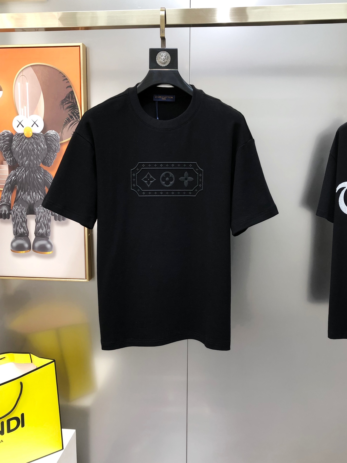 NO:444635,LV Louis Vuitton 2025 spring and summer new original single men's round neck short-sleeved T-shirt sold simultaneously in counters Hot high-end quality High-version OS wide version Three-dimensional printed glue logo pattern design Custom imported cotton fabric Soft and delicate touch, skin-friendly and comfortable to wear The OEM is finely made in the upper body very handsome and stylish S-3XL (large, maximum size can be worn about 200 pounds. Please report height and weight when placing an order) Shipping the next day Black White,,louis vuitton,louis vuitton,T-shirt,tees,t-shirt,alexander wang19860909LV 路易威登2025春夏新款原单男士圆领短袖T恤 专柜同步售卖 爆款高端品质 高版本 OS版型阔版 胸前立体印胶logo图案设计 定制进口纯棉面料 手感柔软细腻 穿着亲肤舒适 代工厂精细做上身非常帅气有型 尺码S-3XL（偏大 最大码可穿200斤左右 下单请报身高体重) 隔天出货 黑色 白色,,louis vuitton,louis vuitton,T-shirt,tees，t-shirt,alexander wang,Men's clothing