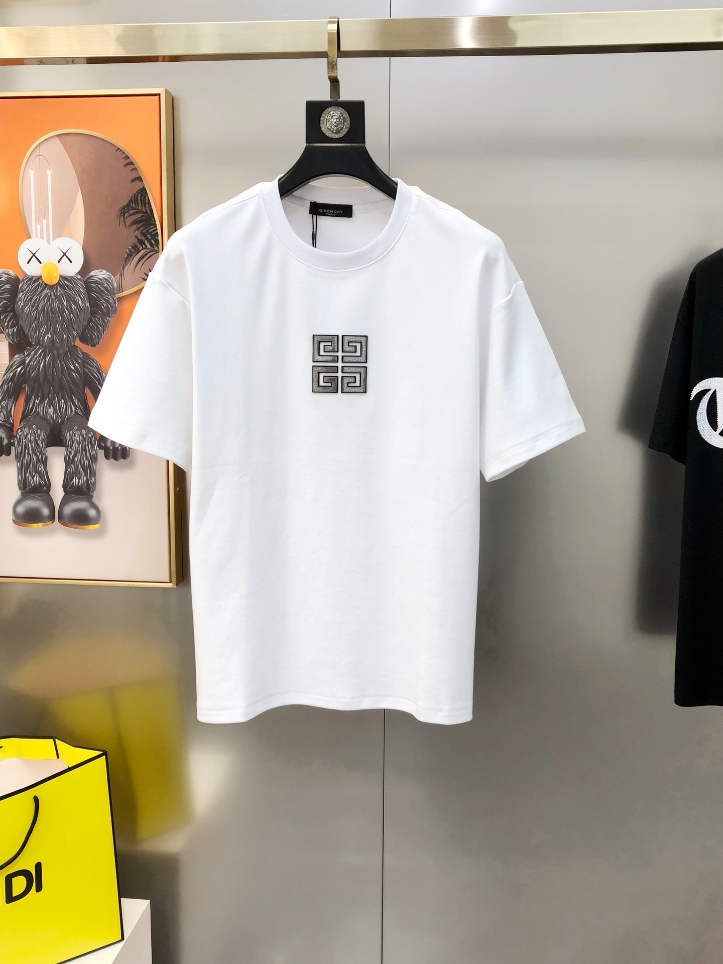 NO:444641,G*venchy Givenchy 2025 spring and summer new style original single men's round neck short-sleeved T-shirt sold simultaneously in the counter, hot high-end quality, high-version OS wide version, three-dimensional printed glue logo pattern design on chest, customized imported pure cotton fabric, soft and delicate, skin-friendly and comfortable to wear, OEM finely made on the upper body very handsome and stylish S-2XL (large, maximum size can be worn about 200 pounds, please report height and weight to place an order) Shipping the next day Black White,, given, T-shirt,tees, t-shirt,alexander wang19860909G*venchy 纪梵希2025春夏新款原单男士圆领短袖T恤 专柜同步售卖 爆款高端品质 高版本 OS版型阔版 胸前立体印胶logo图案设计 定制进口纯棉面料 手感柔软细腻 穿着亲肤舒适 代工厂精细做上身非常帅气有型 尺码S-2XL（偏大 最大码可穿200斤左右 下单请报身高体重) 隔天出货 黑色 白色,,givenchy,T-shirt,tees，t-shirt,alexander wang,Men's clothing