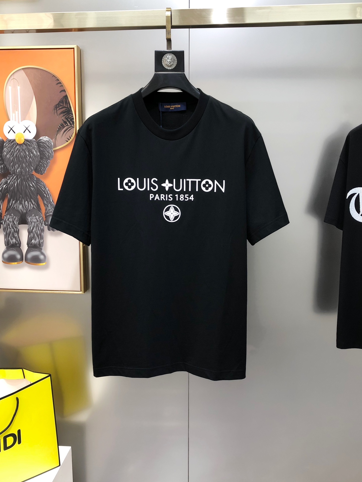 NO:444697,LV Louis Vuitton 2025 spring and summer new original single men's round neck short-sleeved T-shirt sold simultaneously in counters Hot high-end quality High-version OS wide version Three-dimensional printed letter logo design Custom imported double-strand pure cotton fabric Soft and delicate touch, skin-friendly and comfortable to wear The OEM is finely made in the upper body very handsome and stylish Three-standard sizes XS-XL (large, maximum size can be worn about 200 pounds. Please report height and weight when placing an order) Black White Shipping the next day,,louis vuitton,louis vuitton,T-shirt,tees,t-shirt,alexander wang19860909LV 路易威登2025春夏新款原单男士圆领短袖T恤 专柜同步售卖 爆款高端品质 高版本 OS版型阔版 立体印胶字母logo设计 定制进口双股纯棉面料 手感柔软细腻 穿着亲肤舒适 代工厂精细做上身非常帅气有型 三标齐 全 尺码XS-XL（偏大 最大码可穿200斤左右 下单请报身高体重) 黑色 白色 隔天出货,,louis vuitton,louis vuitton,T-shirt,tees，t-shirt,alexander wang,Men's clothing