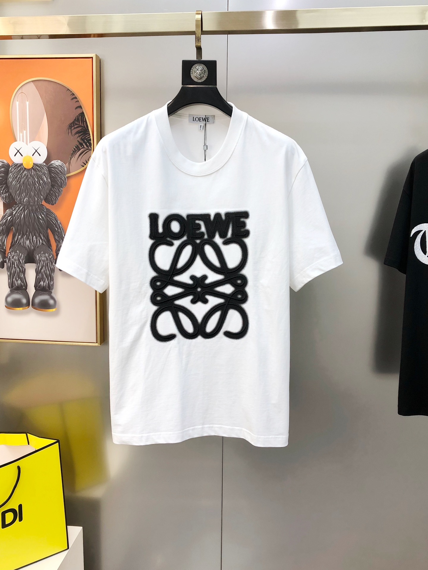 NO:444679,L*EWE Luo Yiwei's new spring and summer 2025 original single men's round neck short-sleeved T-shirt sold simultaneously in counters. High-end quality. High-version. OS version. Wide version. Direct-shot printed embroidered letter logo pattern design. Custom imported double-strand pure cotton fabric. Soft and delicate. Skin-friendly and comfortable. OEM factory made the upper body very handsome and stylish. Three standards. Complete. Size XS-XL (large. The maximum size can be worn about 200 kilograms. Please report height and weight when placing an order) Black and white. Shipping the next day,,loewe, T-shirt,tees, t-shirt,alexander wang19860909L*EWE 罗意葳2025春夏新款原单男士圆领短袖T恤 专柜同步售卖 爆款高端品质 高版本 OS版型阔版 直喷印花刺绣字母logo图案设计 定制进口双股纯棉面料 手感柔软细腻 穿着亲肤舒适 代工厂精细做上身非常帅气有型 三标齐 全 尺码XS-XL（偏大 最大码可穿200斤左右 下单请报身高体重) 黑色 白色 隔天出货,,loewe,T-shirt,tees，t-shirt,alexander wang,Men's clothing