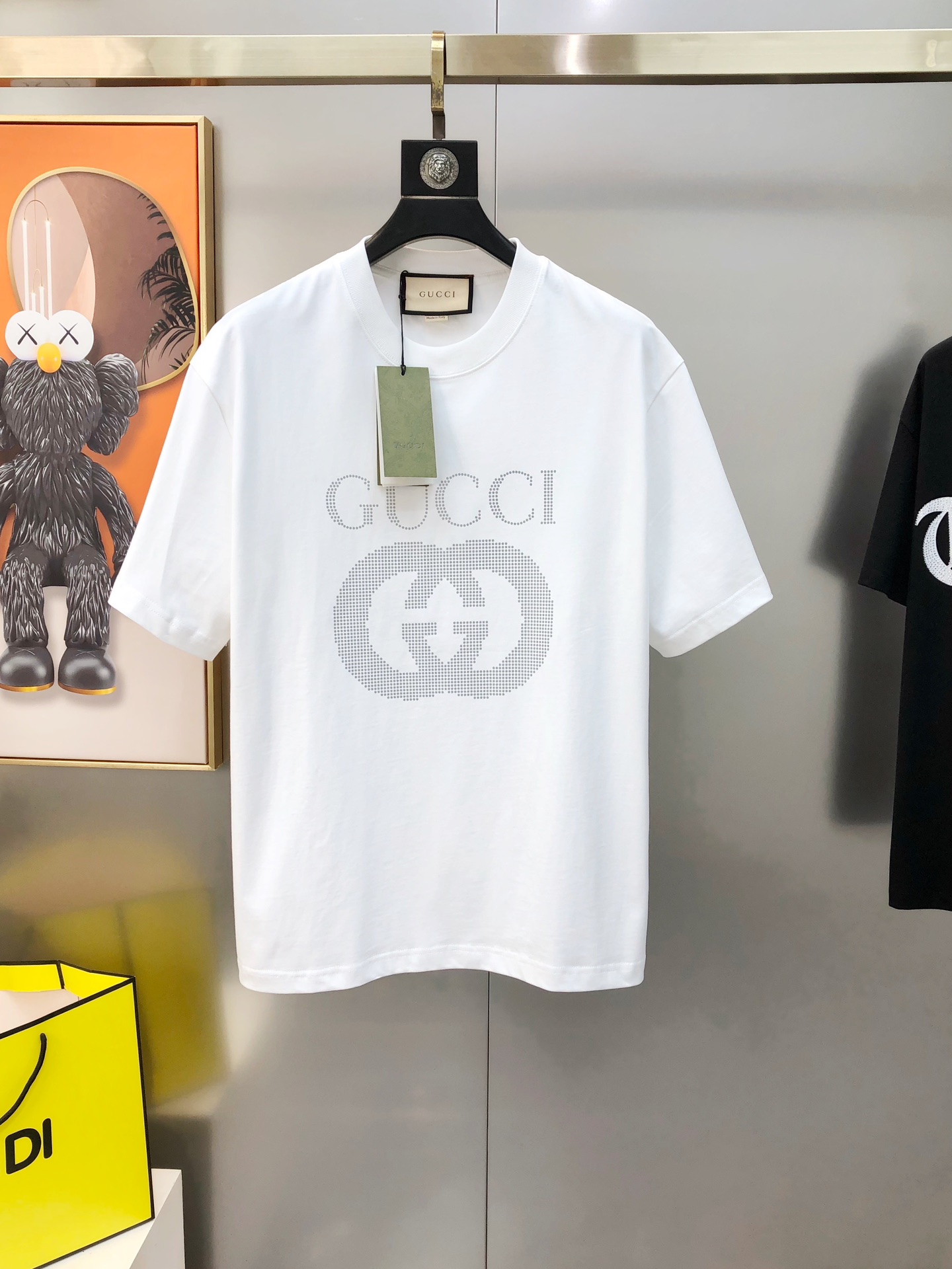 NO:444742,G*cci Guqi 2025 spring and summer new style original single men's round neck short-sleeved T-shirt sold simultaneously in counters Hot high-end quality High-version OS version Printed reflective letter logo pattern design Custom imported double-strand pure cotton fabric Soft and delicate touch, skin-friendly and comfortable to wear The OEM is finely made in the upper body very handsome and stylish Three-standard sizes Full Size XS-XL (large maximum size can be worn about 200 kilograms. Please report height and weight when placing an order) Black White Shipping the next day, T-shirt,tees,t-shirt,alexander wang19860909G*cci 古齐2025春夏新款原单男士圆领短袖T恤 专柜同步售卖 爆款高端品质 高版本 OS版型阔版 印反光胶字母logo图案设计 定制进口双股纯棉面料 手感柔软细腻 穿着亲肤舒适 代工厂精细做上身非常帅气有型 三标齐 全 尺码XS-XL（偏大 最大码可穿200斤左右 下单请报身高体重) 黑色 白色 隔天出货,,T-shirt,tees，t-shirt,alexander wang,Men's clothing