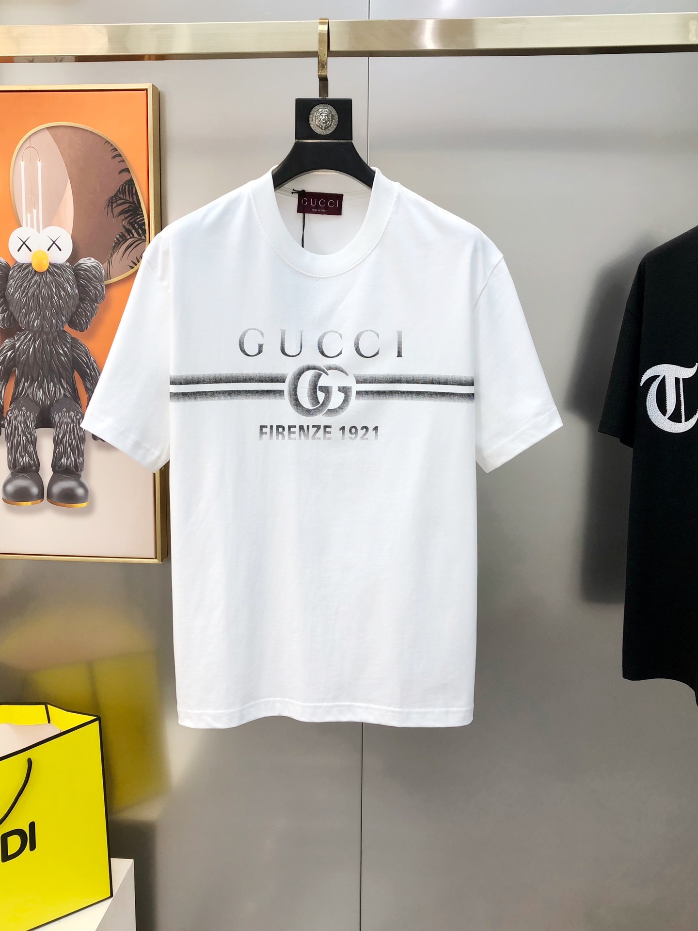 NO:444687,G*cci Guqi 2025 spring and summer new style original single men's round neck short-sleeved T-shirt sold simultaneously in counters Hot high-end quality High-version OS style wide version Printed offset printed letter logo pattern design Custom imported double-strand pure cotton fabric Soft and delicate touch, skin-friendly and comfortable to wear The OEM is finely made in the upper body very handsome and stylish Three-standard full Size XS-XL (large maximum size can be worn about 200 kilograms. Please report height and weight when placing an order) Black White Shipping the next day, T-shirt,tees,t-shirt,alexander wang19860909G*cci 古齐2025春夏新款原单男士圆领短袖T恤 专柜同步售卖 爆款高端品质 高版本 OS版型阔版 印胶印花字母logo图案设计 定制进口双股纯棉面料 手感柔软细腻 穿着亲肤舒适 代工厂精细做上身非常帅气有型 三标齐 全 尺码XS-XL（偏大 最大码可穿200斤左右 下单请报身高体重) 黑色 白色 隔天出货,,T-shirt,tees，t-shirt,alexander wang,Men's clothing