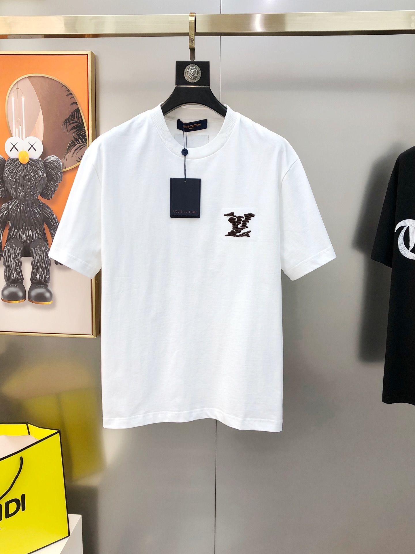 NO:444715,LV Louis Vuitton 2025 spring and summer new original single men's round neck short-sleeved T-shirt sold simultaneously in counters Hot high-end quality High-version OS wide version Three-dimensional embroidered logo pattern design with front and back of chest three-dimensional embroidered logo pattern design Custom imported double-strand pure cotton fabric with soft and delicate touch and comfortable skin-friendly wear. OEM fine factory made the upper body very handsome and stylish. Three-standard full size XS-XL (large maximum size can be worn about 200 pounds. Please report height and weight when placing an order) Black White Shipping the next day,,louis vuitton,louis vuitton,T-shirt,tees,t-shirt,alexander wang19860909LV 路易威登2025春夏新款原单男士圆领短袖T恤 专柜同步售卖 爆款高端品质 高版本 OS版型阔版 胸前后背立体刺绣logo图案设计 定制进口双股纯棉面料 手感柔软细腻 穿着亲肤舒适 代工厂精细做上身非常帅气有型 三标齐 全 尺码XS-XL（偏大 最大码可穿200斤左右 下单请报身高体重) 黑色 白色 隔天出货,,louis vuitton,louis vuitton,T-shirt,tees，t-shirt,alexander wang,Men's clothing