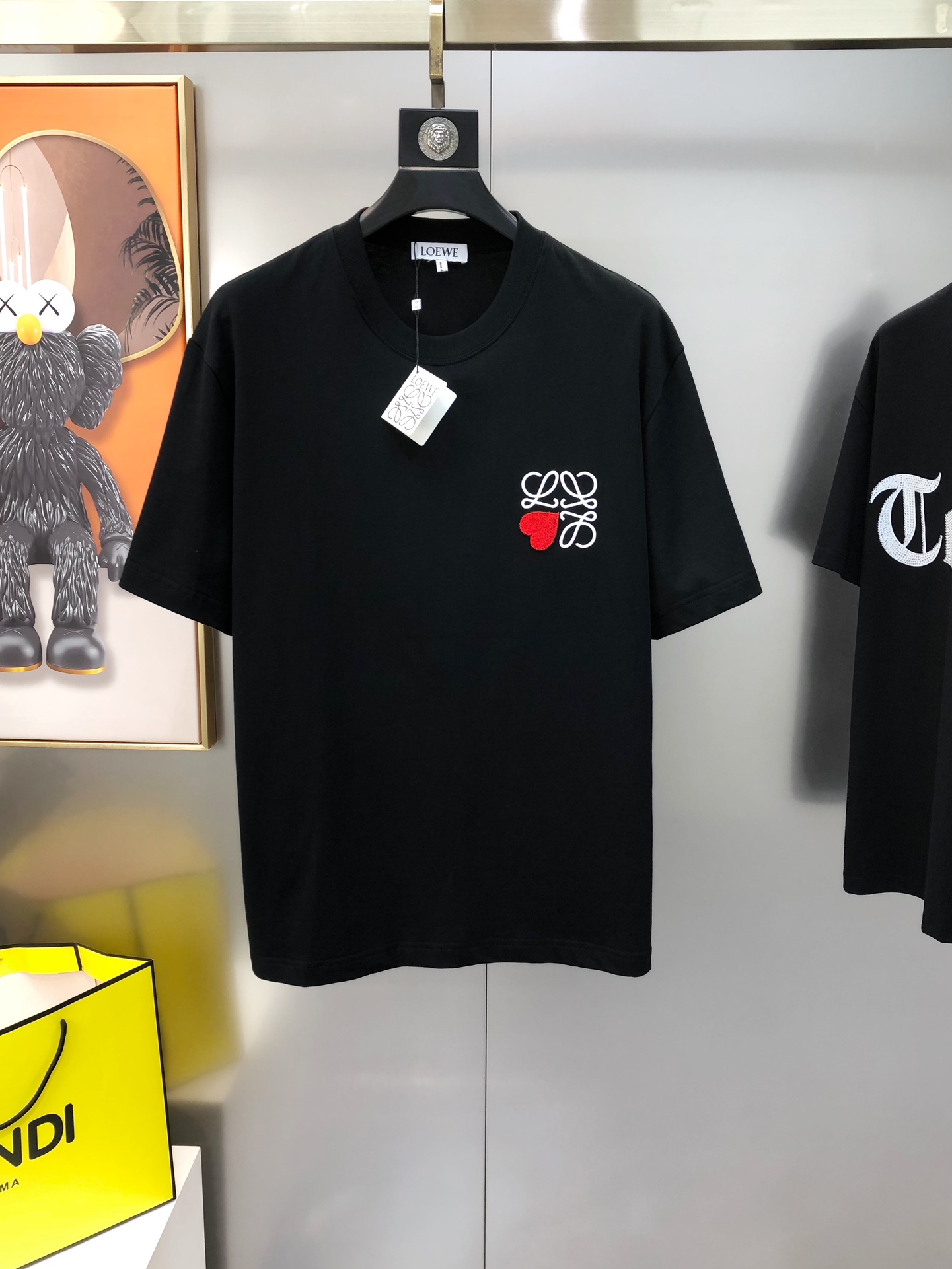 NO:444724,L*EWE Luo Yiwei Chunsu New Original Single Men's Round Neck Short Sleeve T-shirt is sold simultaneously on the counter. Pay attention to the details and high-end quality. High-version. OS wide version. Fashionable and versatile and popular custom imported double-strand pure cotton fabric. Three-dimensional embroidered logo pattern design. Soft and delicate touch. Skin-friendly and comfortable to wear. OEM factory made the upper body very handsome and stylish. Must-have items for men. Size XS-XL (large. The maximum size can be worn about 200 pounds. Please report height and weight when placing an order) Shipping the next day. Black White,,loewe,T-shirt,tees,t-shirt,alexander wang19860909L*EWE 罗意葳春夏新款原单男士圆领短袖T恤 专柜同步售卖 注意细节高端品质 高版本 OS版型阔版 时尚百搭爆款定制进口双股纯棉面料 立体刺绣logo图案设计 手感柔软细腻 穿着亲肤舒适 代工厂精细做上身非常帅气有型 男士必备单品 尺码XS-XL（偏大 最大码可穿200斤左右 下单请报身高体重) 隔天出货 黑色 白色,,loewe,T-shirt,tees，t-shirt,alexander wang,Men's clothing