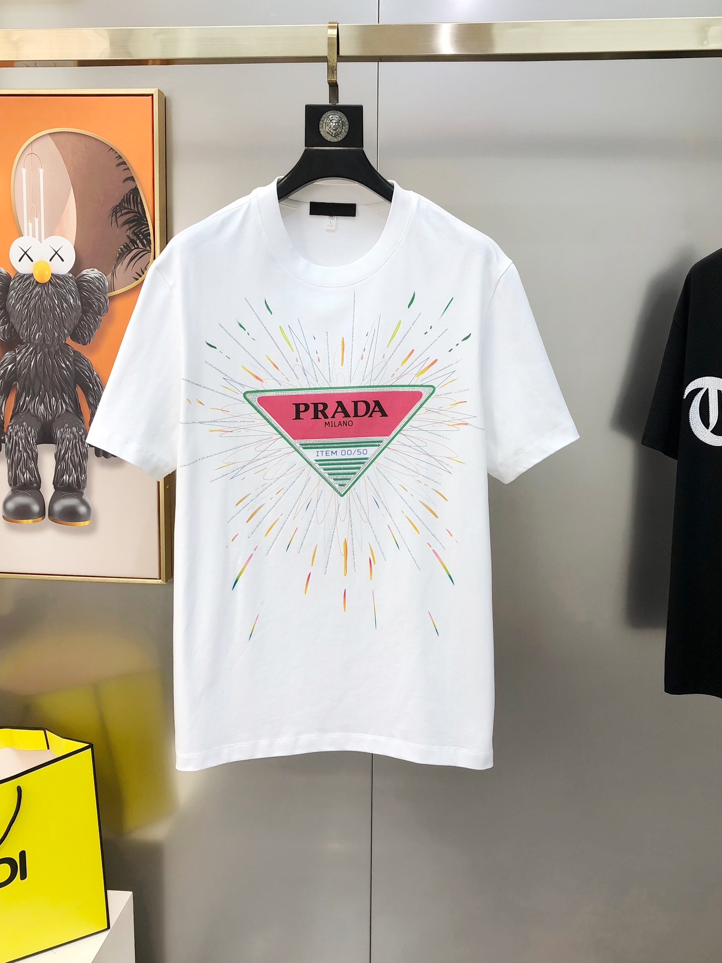 NO:444700,P*ADA 2025 spring and summer new original single men's round neck short-sleeved T-shirt sold simultaneously in the counter, hot high-end quality, high-version, OS style wide version, offset printing, ironing letter logo pattern design, customized imported double-strand pure cotton fabric, soft and delicate, skin-friendly and comfortable to wear, OEM finely made on the upper body is very handsome and stylish Size M-3XL (large, maximum size can be worn about 200 pounds, please report height and weight to place an order) Black White Shipping the next day,,prada,T-shirt,tees,t-shirt,alexander wang19860909P*ADA 普拉哒2025春夏新款原单男士圆领短袖T恤 专柜同步售卖 爆款高端品质 高版本 OS版型阔版 印胶印花烫钻字母logo图案设计 定制进口双股纯棉面料 手感柔软细腻 穿着亲肤舒适 代工厂精细做上身非常帅气有型 尺码M-3XL（偏大 最大码可穿200斤左右 下单请报身高体重) 黑色 白色 隔天出货,,prada,T-shirt,tees，t-shirt,alexander wang,Men's clothing