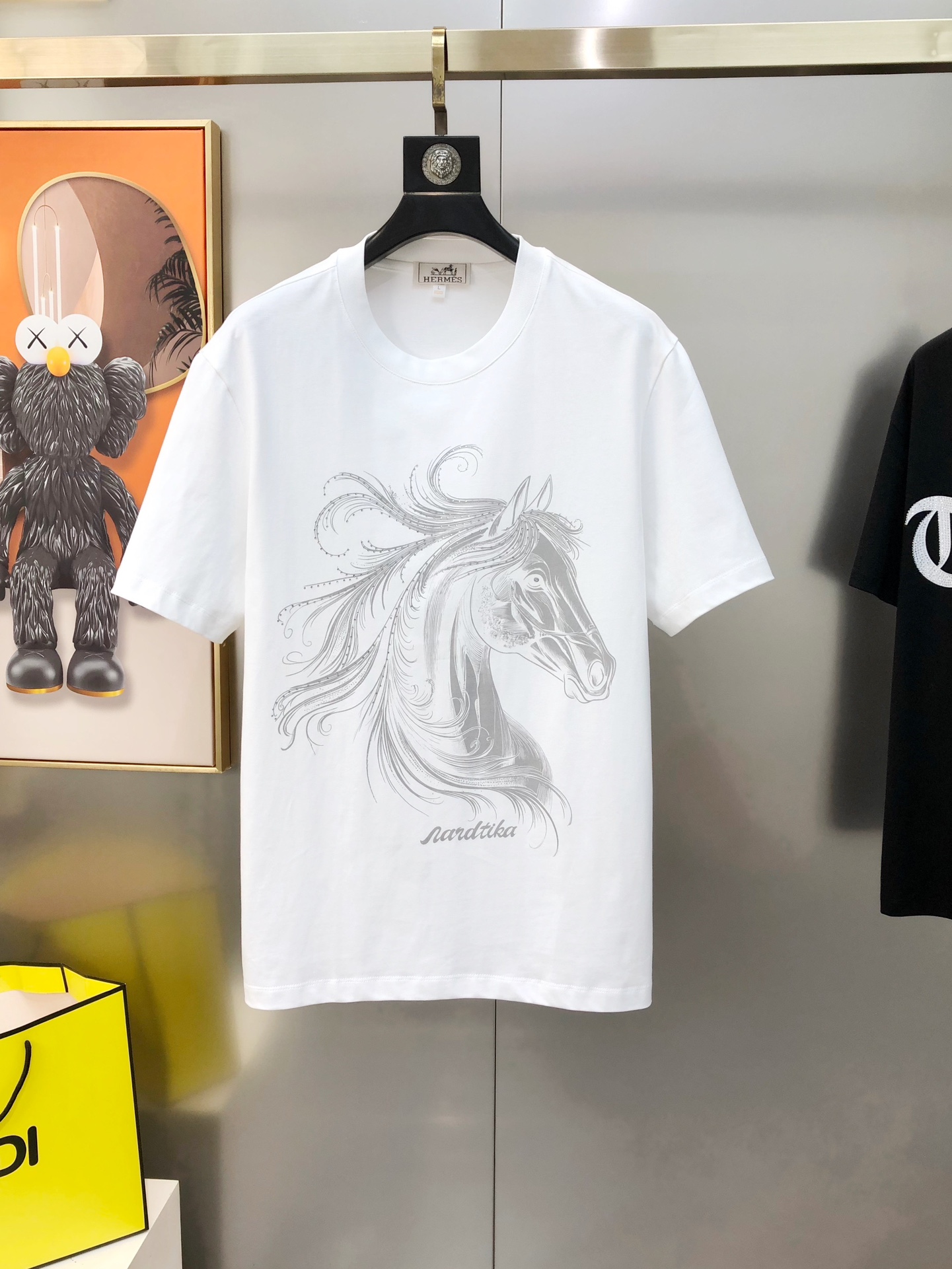 NO:444727,H*rmes 2025 spring and summer new original single men's round neck short-sleeved T-shirt sold simultaneously in counters Hot high-end quality High-version OS version Straight-sprayed printed diamond logo pattern design Custom imported double-strand pure cotton fabric Soft and delicate touch, skin-friendly and comfortable to wear The OEM is finely made in the upper body very handsome and stylish Size M-3XL (large, maximum size can be worn about 200 pounds. Please report height and weight when placing an order) Black White Shipping the next day, Hermes, T-shirt,tees, t-shirt,alexander wang19860909H*rmes 爱马仕2025春夏新款原单男士圆领短袖T恤 专柜同步售卖 爆款高端品质 高版本 OS版型阔版 直喷印花烫钻logo图案设计 定制进口双股纯棉面料 手感柔软细腻 穿着亲肤舒适 代工厂精细做上身非常帅气有型 尺码M-3XL（偏大 最大码可穿200斤左右 下单请报身高体重) 黑色 白色 隔天出货,,hermes,T-shirt,tees，t-shirt,alexander wang,Men's clothing