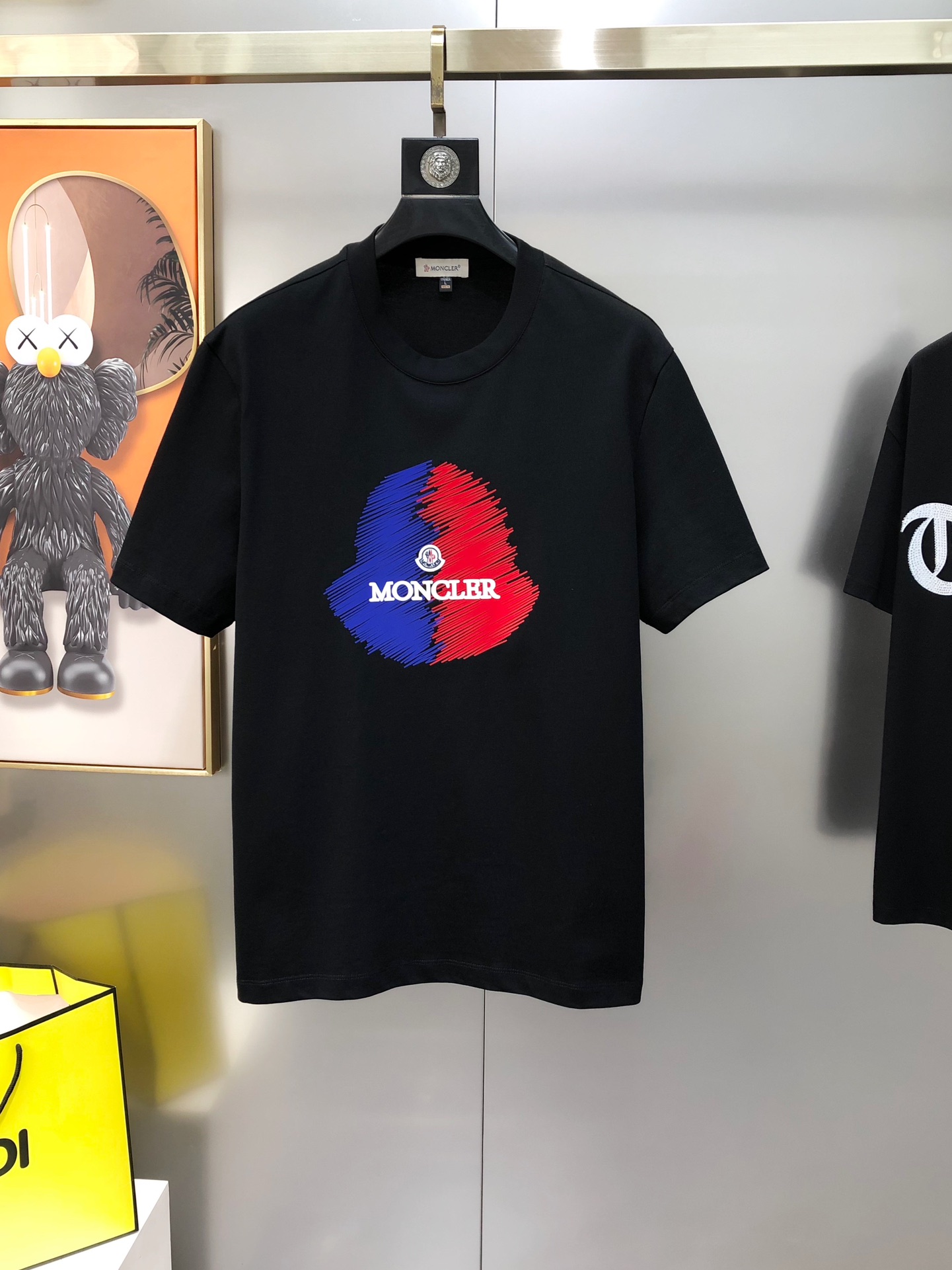 NO:444758,M*ncler 2025 spring and summer new style original single men's round neck short-sleeved T-shirt sold simultaneously in counters Hot high-end quality High-version OS wide version Three-dimensional printed letter logo pattern design Custom imported double-strand pure cotton fabric Soft and delicate touch, skin-friendly and comfortable to wear The OEM is finely made in the upper body very handsome and stylish Size M-3XL (large, maximum size can be worn about 200 pounds. Please report height and weight when placing an order) Black White Shipping the next day, Moncler, T-shirt,tees, t-shirt,alexander wang19860909M*ncler 蒙口2025春夏新款原单男士圆领短袖T恤 专柜同步售卖 爆款高端品质 高版本 OS版型阔版 立体印胶字母logo图案设计 定制进口双股纯棉面料 手感柔软细腻 穿着亲肤舒适 代工厂精细做上身非常帅气有型 尺码M-3XL（偏大 最大码可穿200斤左右 下单请报身高体重) 黑色 白色 隔天出货,,Moncler,T-shirt,tees，t-shirt,alexander wang,Men's clothing