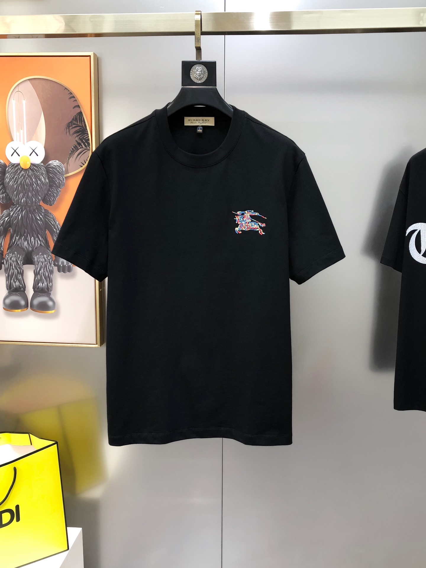 NO:444709,BURBE** Burberry 2025 spring and summer new style original single men's round neck short-sleeved T-shirt sold simultaneously in counters Hot high-end quality High-version OS wide version Three-dimensional embroidered war horse logo pattern design Custom imported double-strand pure cotton fabric Soft and delicate touch, skin-friendly and comfortable to wear The OEM is finely made in the upper body very handsome and stylish Size M-3XL (large, maximum size can be worn about 200 pounds. Please report height and weight when placing an order) Black White Shipping the next day, Burberry, Burberry, T-shirt,tees, t-shirt,alexander wang19860909BURBE** 巴宝莉2025春夏新款原单男士圆领短袖T恤 专柜同步售卖 爆款高端品质 高版本 OS版型阔版 立体刺绣战马logo图案设计 定制进口双股纯棉面料 手感柔软细腻 穿着亲肤舒适 代工厂精细做上身非常帅气有型 尺码M-3XL（偏大 最大码可穿200斤左右 下单请报身高体重) 黑色 白色 隔天出货,,burberry,burberry,T-shirt,tees，t-shirt,alexander wang,Men's clothing