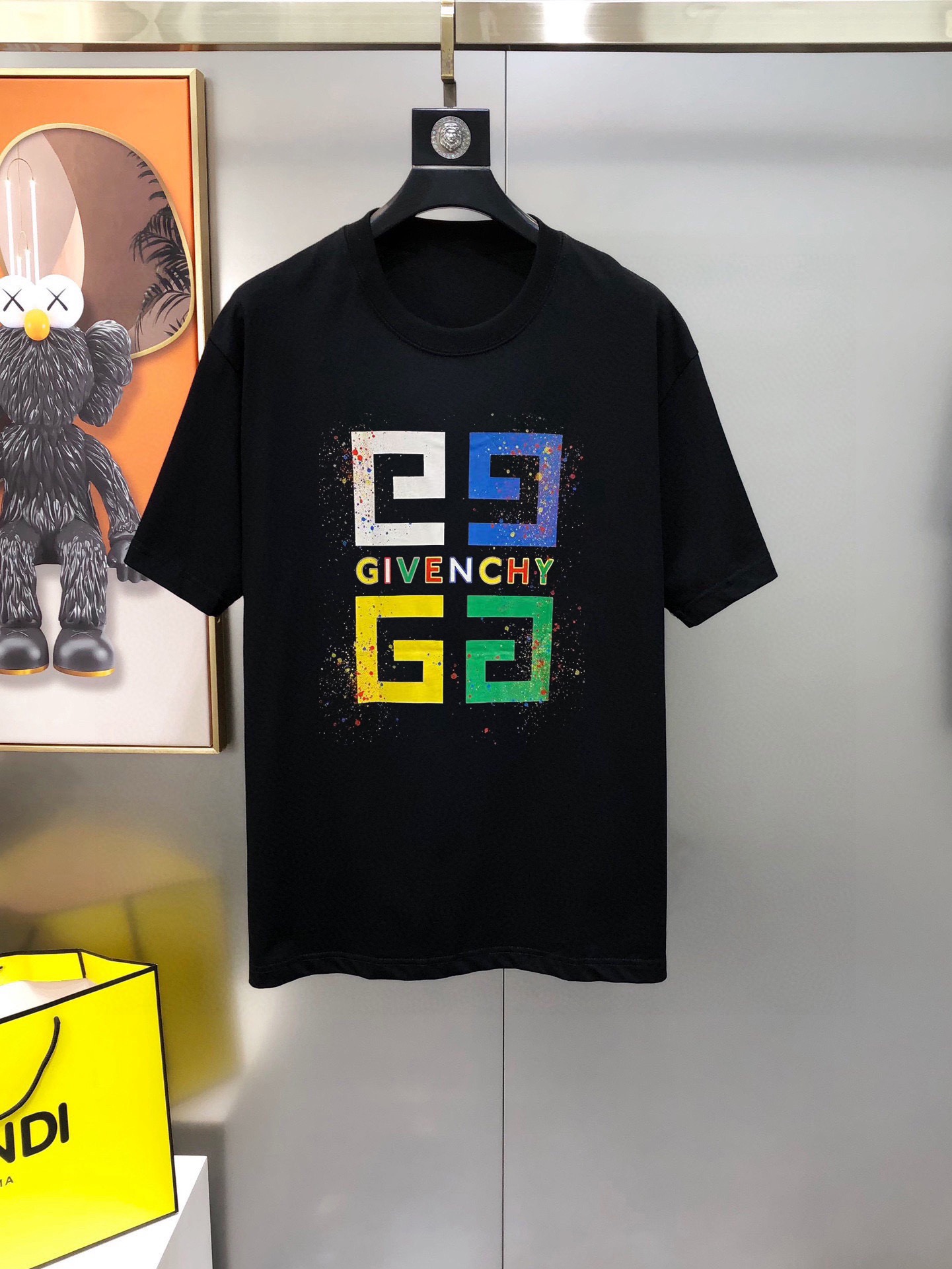 NO:444624,G*venchy Givenchy 2025 spring and summer new style original single men's round neck short-sleeved T-shirt sold simultaneously in counters Hot high-end quality High-version OS version wide version Printed letter logo pattern design Custom imported double-strand pure cotton fabric Soft and delicate touch, skin-friendly and comfortable to wear The OEM is finely made in the upper body very handsome and stylish Three-standard size S-2XL (large maximum size can be worn about 200 pounds. Please report height and weight when placing an order) Shipping the next day Black White, Givenchy, T-shirt,tees, t-shirt,alexander wang19860909G*venchy 纪梵希2025春夏新款原单男士圆领短袖T恤 专柜同步售卖 爆款高端品质 高版本 OS版型阔版 印胶字母logo图案设计 定制进口双股纯棉面料 手感柔软细腻 穿着亲肤舒适 代工厂精细做上身非常帅气有型 三标齐 全 尺码S-2XL（偏大 最大码可穿200斤左右 下单请报身高体重) 隔天出货 黑色 白色,,givenchy,T-shirt,tees，t-shirt,alexander wang,Men's clothing