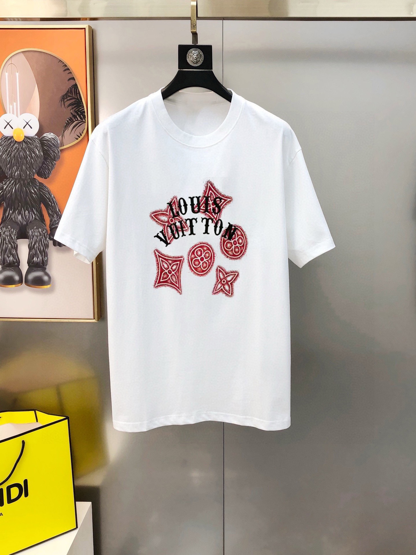 NO:444608,LV Louis Vuitton 2025 spring and summer new original single men's round neck short-sleeved T-shirt sold simultaneously in counters Hot high-end quality High-version OS style wide version Printed offset printed letter logo pattern design Custom imported double-strand pure cotton fabric Soft and delicate touch, skin-friendly and comfortable to wear The OEM is finely made in the upper body very handsome and stylish Three-standard size S-2XL (large maximum size can be worn about 200 pounds. Please report height and weight when placing an order) Shipping the next day Black White,,louis vuitton,louis vuitton,T-shirt,tees,t-shirt,alexander wang19860909LV 路易威登2025春夏新款原单男士圆领短袖T恤 专柜同步售卖 爆款高端品质 高版本 OS版型阔版 印胶印花字母logo图案设计 定制进口双股纯棉面料 手感柔软细腻 穿着亲肤舒适 代工厂精细做上身非常帅气有型 三标齐 全 尺码S-2XL（偏大 最大码可穿200斤左右 下单请报身高体重) 隔天出货 黑色 白色,,louis vuitton,louis vuitton,T-shirt,tees，t-shirt,alexander wang,Men's clothing