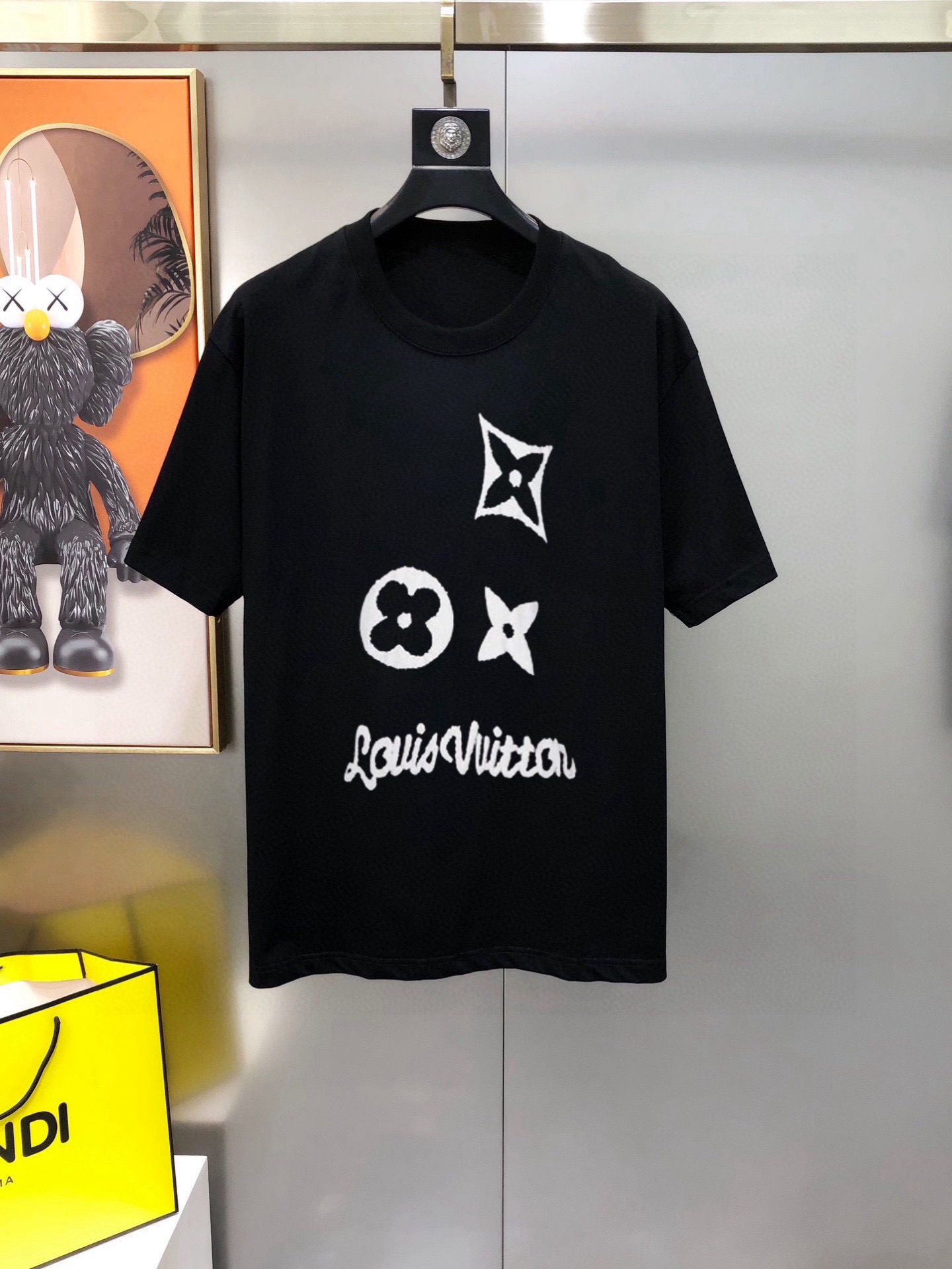 NO:444566,LV Louis Vuitton 2025 spring and summer new original single men's round neck short-sleeved T-shirt sold simultaneously in counters Hot high-end quality High-version OS version Printed letter logo pattern design Custom imported double-strand pure cotton fabric Soft and delicate touch, skin-friendly and comfortable to wear The OEM factory made the top body very handsome and stylish Three-standard size S-2XL (large, maximum size can be worn about 200 pounds. Please report height and weight when placing an order) Shipping the next day Black White,,louis vuitton,louis vuitton,T-shirt,tees,t-shirt,alexander wang19860909LV 路易威登2025春夏新款原单男士圆领短袖T恤 专柜同步售卖 爆款高端品质 高版本 OS版型阔版 印胶字母logo图案设计 定制进口双股纯棉面料 手感柔软细腻 穿着亲肤舒适 代工厂精细做上身非常帅气有型 三标齐 全 尺码S-2XL（偏大 最大码可穿200斤左右 下单请报身高体重) 隔天出货 黑色 白色,,louis vuitton,louis vuitton,T-shirt,tees，t-shirt,alexander wang,Men's clothing