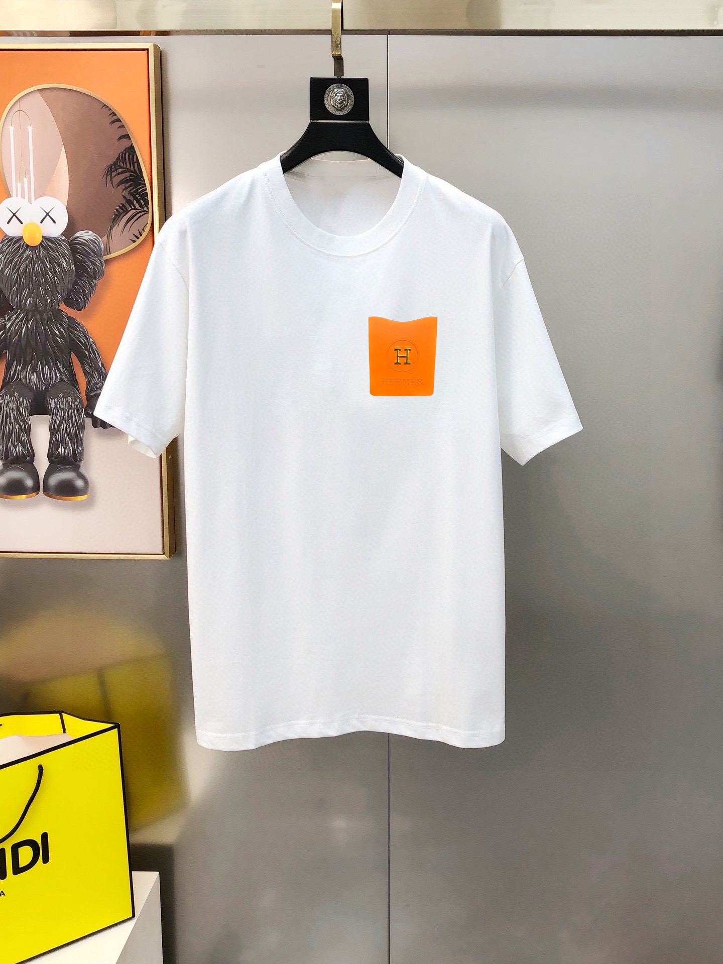 NO:444573,H *rmes 2025 spring and summer new original single men's round neck short-sleeved T-shirt sold simultaneously in counters Hot high-end quality High-version OS wide version Chest embroidered logo design Custom imported double-strand pure cotton fabric Soft and delicate touch, skin-friendly and comfortable to wear The OEM factory made the top body very handsome and stylish Three-standard size S-2XL (large, maximum size can be worn about 200 pounds. Please report height and weight when placing an order) Shipping the next day Black White,, hermes, T-shirt,tees, t-shirt,alexander wang19860909H *rmes 爱马仕2025春夏新款原单男士圆领短袖T恤 专柜同步售卖 爆款高端品质 高版本 OS版型阔版 胸前绣logo标设计 定制进口双股纯棉面料 手感柔软细腻 穿着亲肤舒适 代工厂精细做上身非常帅气有型 三标齐 全 尺码S-2XL（偏大 最大码可穿200斤左右 下单请报身高体重) 隔天出货 黑色 白色,,hermes,T-shirt,tees，t-shirt,alexander wang,Men's clothing