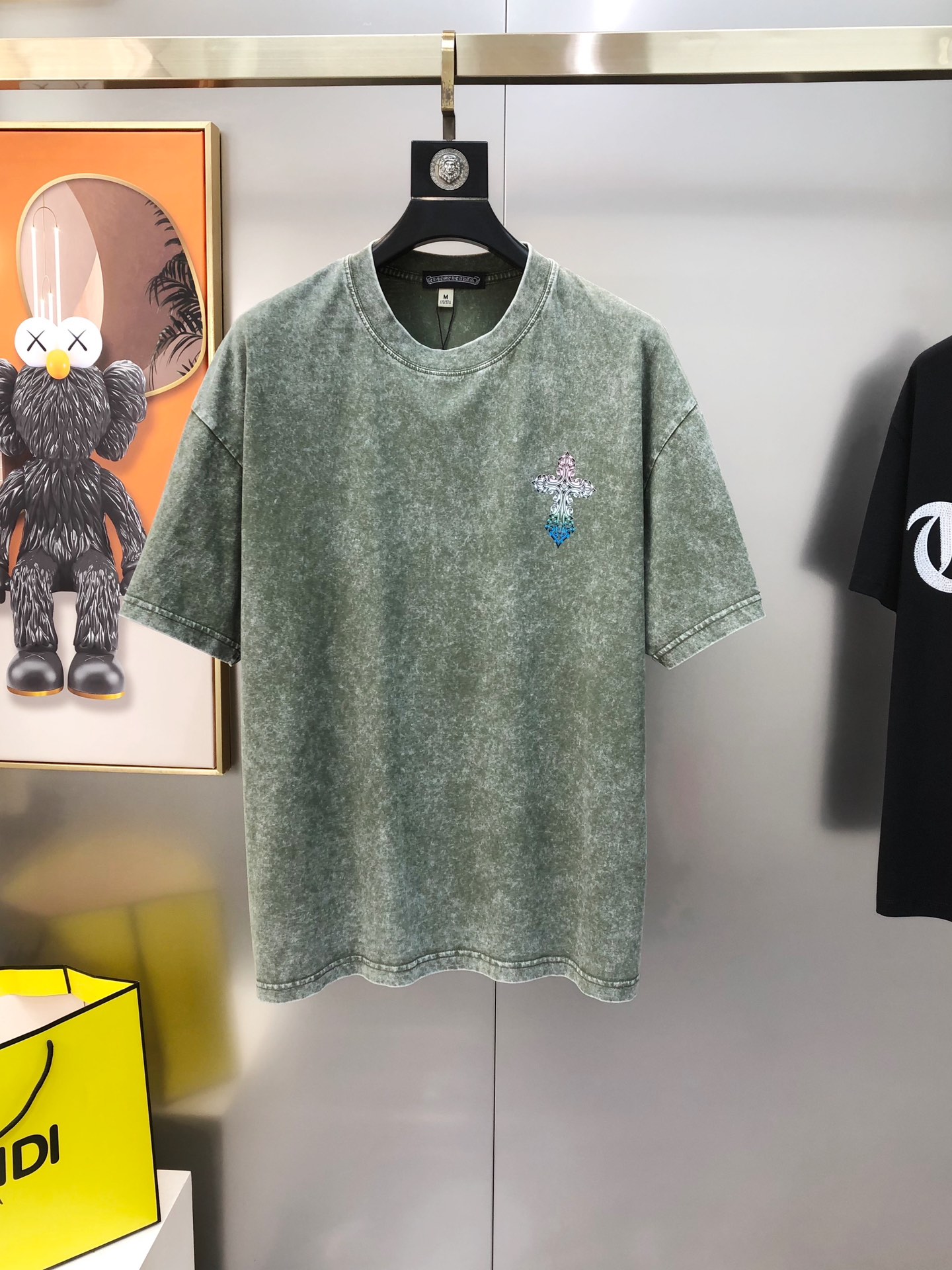 NO:444660,Croxin 2025 spring and summer new style original single men's round neck short-sleeved T-shirt sold simultaneously in the counter. High-end quality high-version OS version wide version, offset printing logo pattern design, customized imported double-strand pure cotton fabric, soft and delicate, skin-friendly and comfortable to wear, OEM factory made the top body very handsome and stylish S-2XL (large, maximum size can be worn about 200 pounds. Please report height and weight when placing an order) Shipping the next day,,chrome hearts,T-shirt,tees,t-shirt,alexander wang19860909克罗心2025春夏新款原单男士圆领短袖T恤 专柜同步售卖 爆款高端品质 高版本 OS版型阔版 印胶印花logo图案设计 定制进口双股纯棉面料 手感柔软细腻 穿着亲肤舒适 代工厂精细做上身非常帅气有型 尺码S-2XL（偏大 最大码可穿200斤左右 下单请报身高体重) 隔天出货,,chrome hearts,T-shirt,tees，t-shirt,alexander wang,Men's clothing