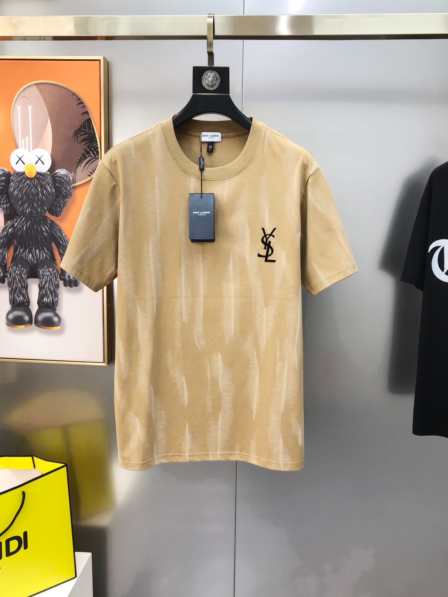 NO:444654,YSL Saint Laurent 2025 spring and summer new original single men's round neck short-sleeved T-shirt sold simultaneously in counters Hot high-end quality High-version OS version Flocking logo pattern design Custom imported double-strand pure cotton fabric Soft and delicate touch, skin-friendly and comfortable to wear The OEM is finely made in the upper body very handsome and stylish Size M-3XL (maximum size can be worn about 190 pounds. Please report height and weight to place an order) Shipping the next day, saint laurent,saint laurent,T-shirt,tees,t-shirt,alexander wang19860909YSL 圣罗兰2025春夏新款原单男士圆领短袖T恤 专柜同步售卖 爆款高端品质 高版本 OS版型阔版 植绒logo图案设计 定制进口双股纯棉面料 手感柔软细腻 穿着亲肤舒适 代工厂精细做上身非常帅气有型 尺码M-3XL（最大码可穿190斤左右 下单请报身高体重) 隔天出货,,saint laurent,saint laurent,T-shirt,tees，t-shirt,alexander wang,Men's clothing