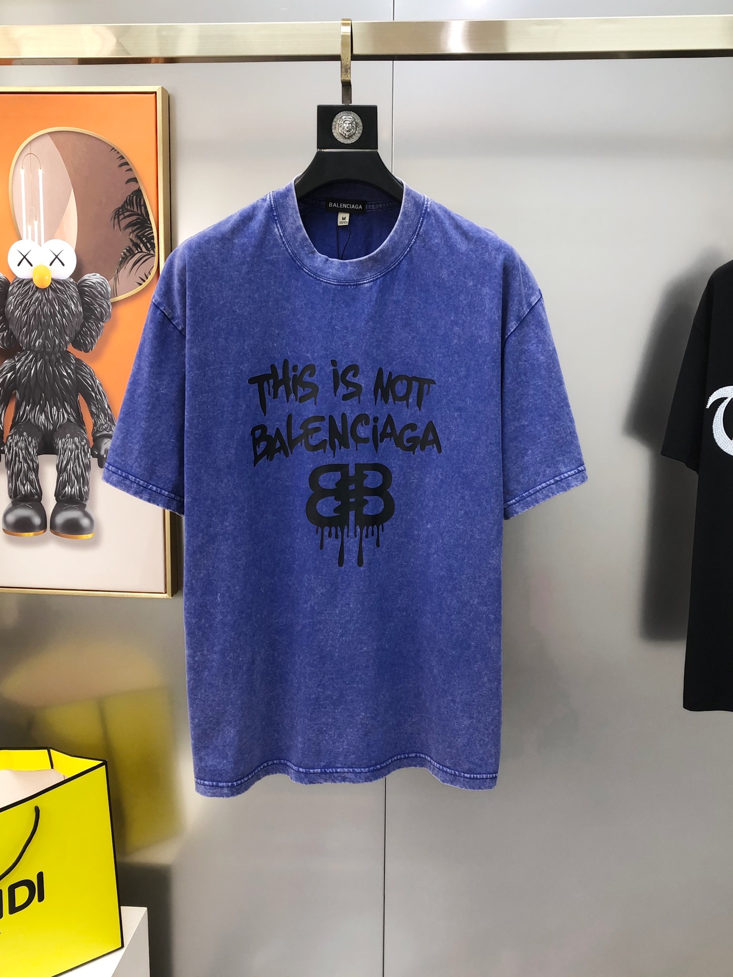 NO:444649,Bal*nciaga 2025 spring and summer new style original single men's round neck short-sleeved T-shirt sold simultaneously in counters Hot high-end quality High-version OS style wide version Printed offset printed letter logo pattern design Custom imported double-strand pure cotton fabric Soft and delicate touch, skin-friendly and comfortable to wear The OEM is finely made in the upper body very handsome and stylish S-2XL (large, maximum size can be worn about 200 pounds. Please report height and weight when placing an order) Shipping the next day,,balenciaga,T-shirt,tees,t-shirt,alexander wang19860909Bal*nciaga 巴黎世家2025春夏新款原单男士圆领短袖T恤 专柜同步售卖 爆款高端品质 高版本 OS版型阔版 印胶印花字母logo图案设计 定制进口双股纯棉面料 手感柔软细腻 穿着亲肤舒适 代工厂精细做上身非常帅气有型 尺码S-2XL（偏大 最大码可穿200斤左右 下单请报身高体重) 隔天出货,,balenciaga,T-shirt,tees，t-shirt,alexander wang,Men's clothing