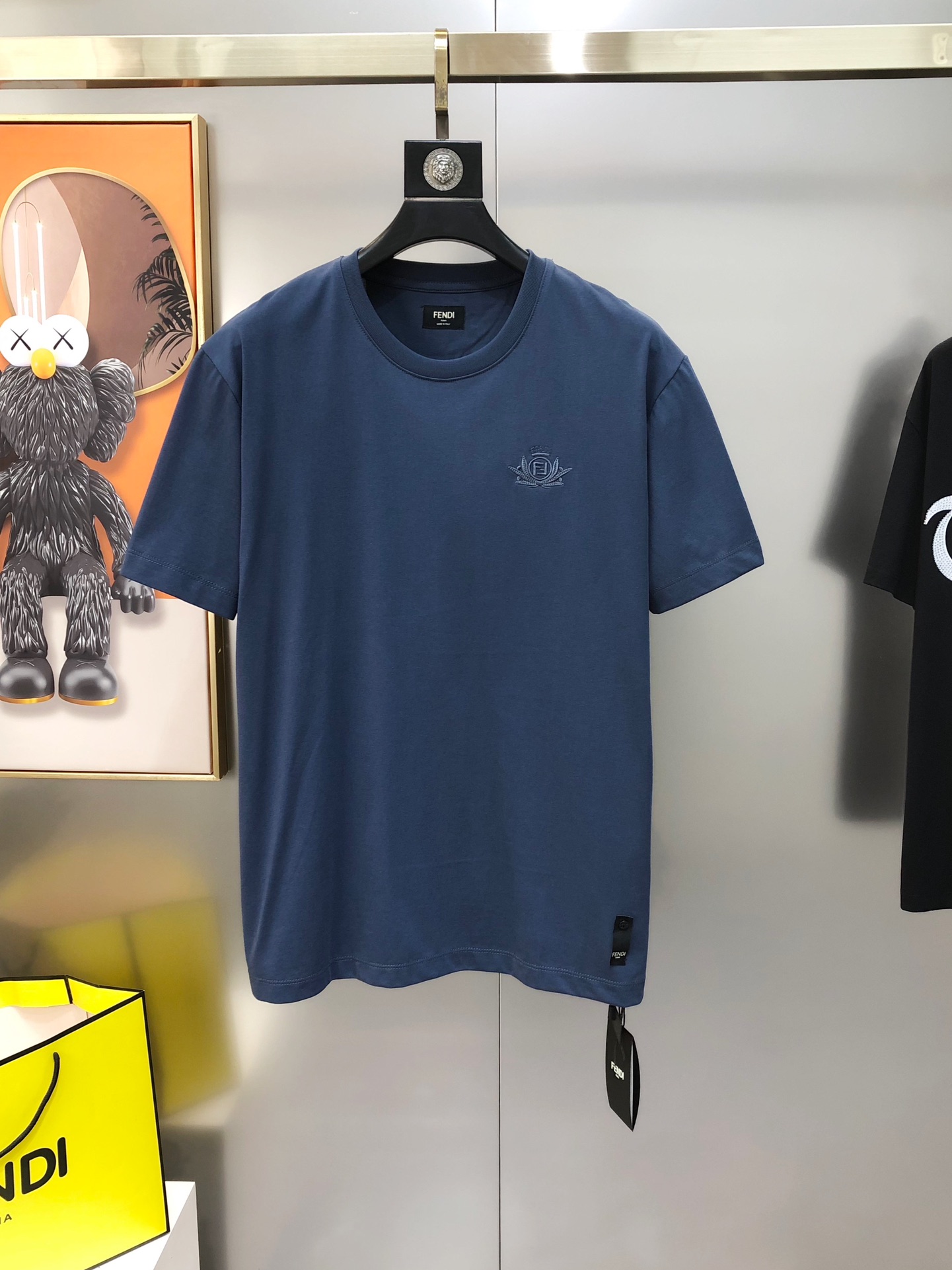 NO:444662,FD Fendi 2025 spring and summer new original single men's round neck short-sleeved T-shirt sold simultaneously on counters Classic high-end quality High-version OS wide version Three-dimensional embroidered letter logo design Custom imported cotton fabric Soft and delicate touch, skin-friendly and comfortable to wear The OEM factory made the upper body very handsome and stylish. Must-have items for men. Three-standards are complete. S-M-L (large maximum size can be worn about 185 kilograms. Please report height and weight when placing an order) Shipping the next day White Blue,,fendi,T-shirt,tees,t-shirt,alexander wang19860909FD 芬迪2025春夏新款原单男士圆领短袖T恤 专柜同步售卖 经典爆款高端品质 高版本 OS版型阔版 胸前立体刺绣字母logo设计 定制进口纯棉面料 手感柔软细腻 穿着亲肤舒适 代工厂精细做上身非常帅气有型 男士必备单品 三标齐 全 尺码S-M-L（偏大最大码可穿185斤左右 下单请报身高体重) 隔天出货 白色 蓝色,,fendi,T-shirt,tees，t-shirt,alexander wang,Men's clothing