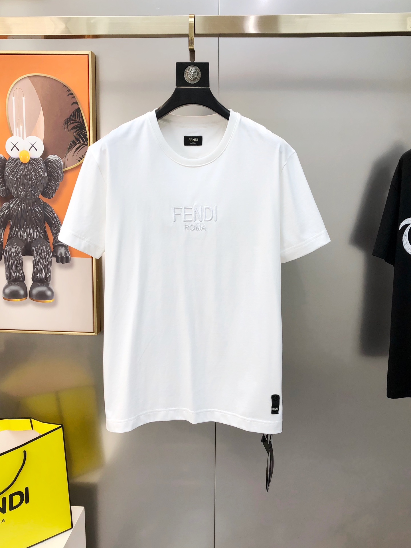 NO:444667,FD Fendi 2025 spring and summer new original single men's round neck short-sleeved T-shirt sold simultaneously in counters Hot high-end quality High-version OS wide version Three-dimensional embroidered letter logo design Custom imported cotton fabric Soft and delicate touch, skin-friendly and comfortable to wear The OEM factory made the upper body very handsome and stylish Men's essential items Three-standards Complete S-M-L (large maximum size can be worn about 185 kilograms. Please report height and weight when placing an order) Shipping the next day Black White, Fendi, T-shirt,tees, t-shirt,alexander wang19860909FD 芬迪2025春夏新款原单男士圆领短袖T恤 专柜同步售卖 爆款高端品质 高版本 OS版型阔版 胸前立体刺绣字母logo设计 定制进口纯棉面料 手感柔软细腻 穿着亲肤舒适 代工厂精细做上身非常帅气有型 男士必备单品 三标齐 全 尺码S-M-L（偏大最大码可穿185斤左右 下单请报身高体重) 隔天出货 黑色 白色,,fendi,T-shirt,tees，t-shirt,alexander wang,Men's clothing