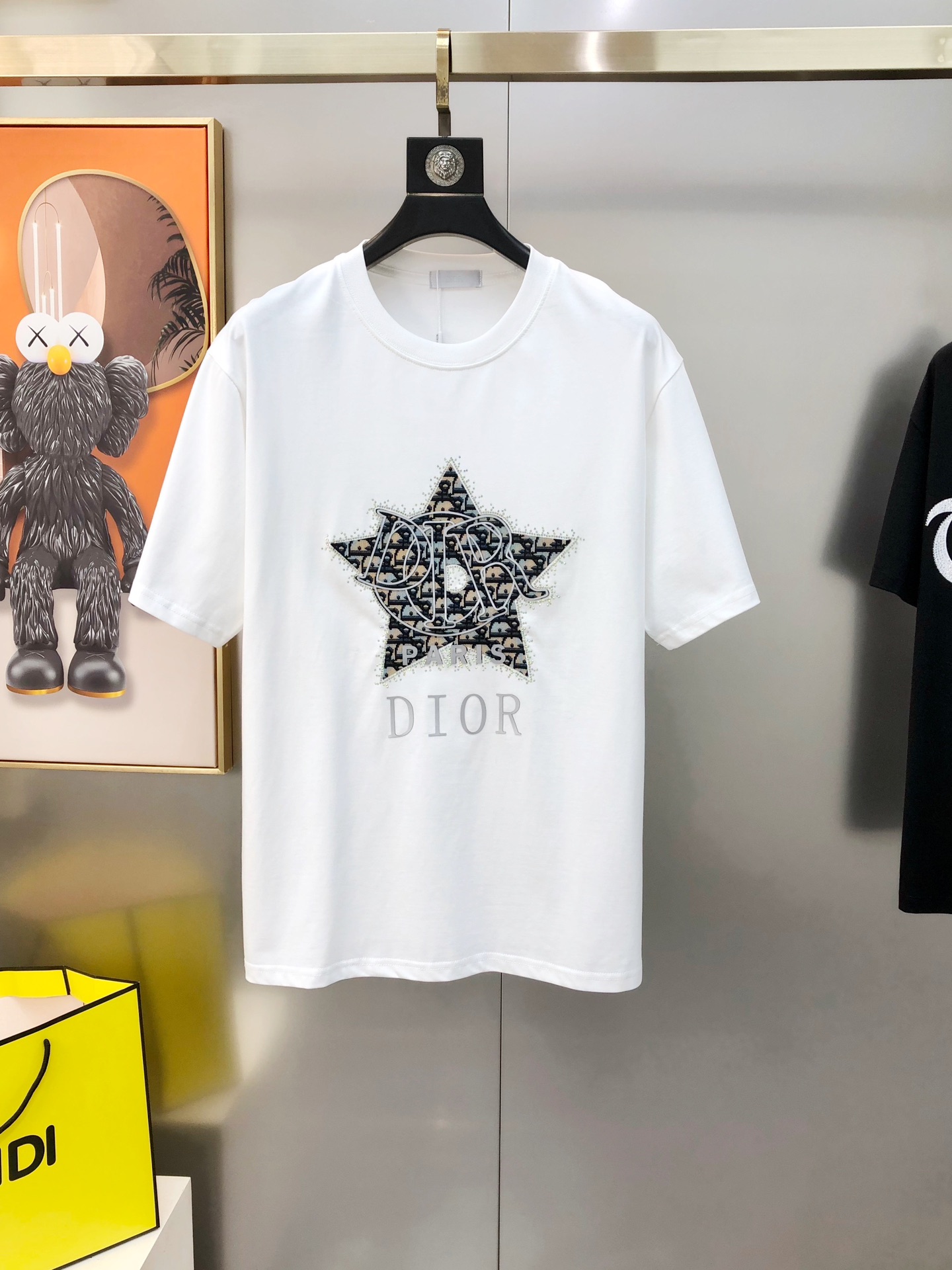 NO:444643,D*or Dior 2025 spring and summer new original single men's round neck short-sleeved T-shirt sold simultaneously in the counter, pay attention to details, high-end quality, high-version, OS version, wide version, three-dimensional printing glue and diamond letter logo pattern design, custom imported 95 pure cotton 5-day silk cotton blend fabric, soft and delicate, skin-friendly and comfortable to wear, OEM factory made the upper body very handsome and stylish S-2XL (large, maximum size can be worn about 200 pounds, please report height and weight to place an order) Black White Blue shipped next day,,dior,T-shirt,tees,t-shirt,alexander wang19860909D*or 迪奥2025春夏新款原单男士圆领短袖T恤 专柜同步售卖 注意细节面料爆款高端品质 高版本 OS版型阔版 立体印胶烫钻字母logo图案设计 定制进口95纯棉5天丝棉混纺面料 手感柔软细腻 穿着亲肤舒适 代工厂精细做上身非常帅气有型 尺码S-2XL（偏大 最大码可穿200斤左右 下单请报身高体重) 黑色 白色 蓝色隔天出货,,dior,T-shirt,tees，t-shirt,alexander wang,Men's clothing