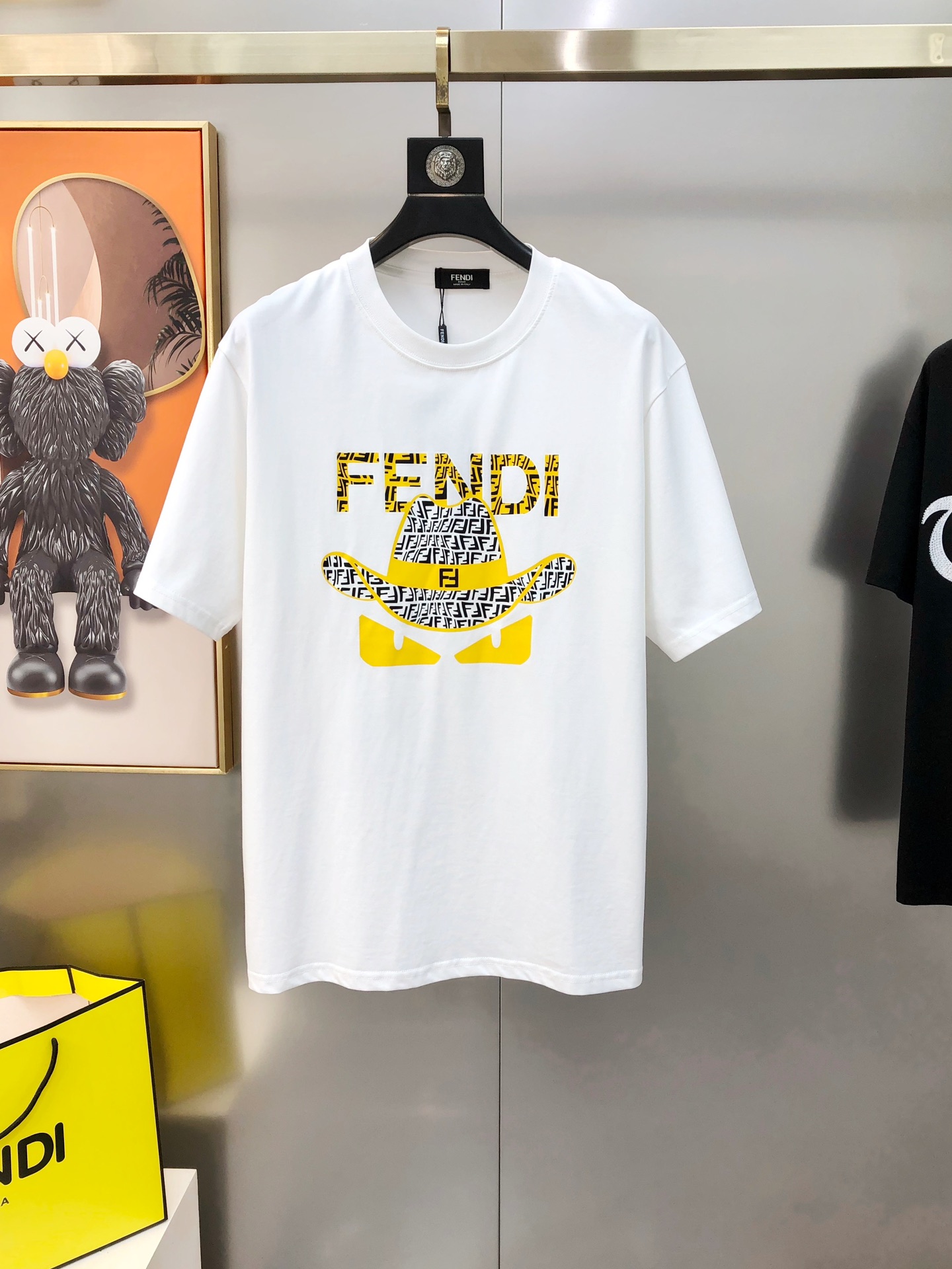 NO:444675,FD Fendi 2025 spring and summer new original single men's round neck short-sleeved T-shirt sold simultaneously in the counter, pay attention to details, high-end quality, high-version, OS version, wide version, printed letter logo pattern design, custom imported 95 pure cotton 5-day silk cotton blend fabric, soft and delicate, skin-friendly and comfortable to wear, OEM factory made the upper body very handsome and stylish S-2XL (large, maximum size can be worn about 200 pounds, please report height and weight to place an order) Black White Shipping the next day,,fendi, T-shirt,tees, t-shirt,alexander wang19860909FD 芬迪2025春夏新款原单男士圆领短袖T恤 专柜同步售卖 注意细节面料爆款高端品质 高版本 OS版型阔版 印胶字母logo图案设计 定制进口95纯棉5天丝棉混纺面料 手感柔软细腻 穿着亲肤舒适 代工厂精细做上身非常帅气有型 尺码S-2XL（偏大 最大码可穿200斤左右 下单请报身高体重) 黑色 白色 隔天出货,,fendi,T-shirt,tees，t-shirt,alexander wang,Men's clothing