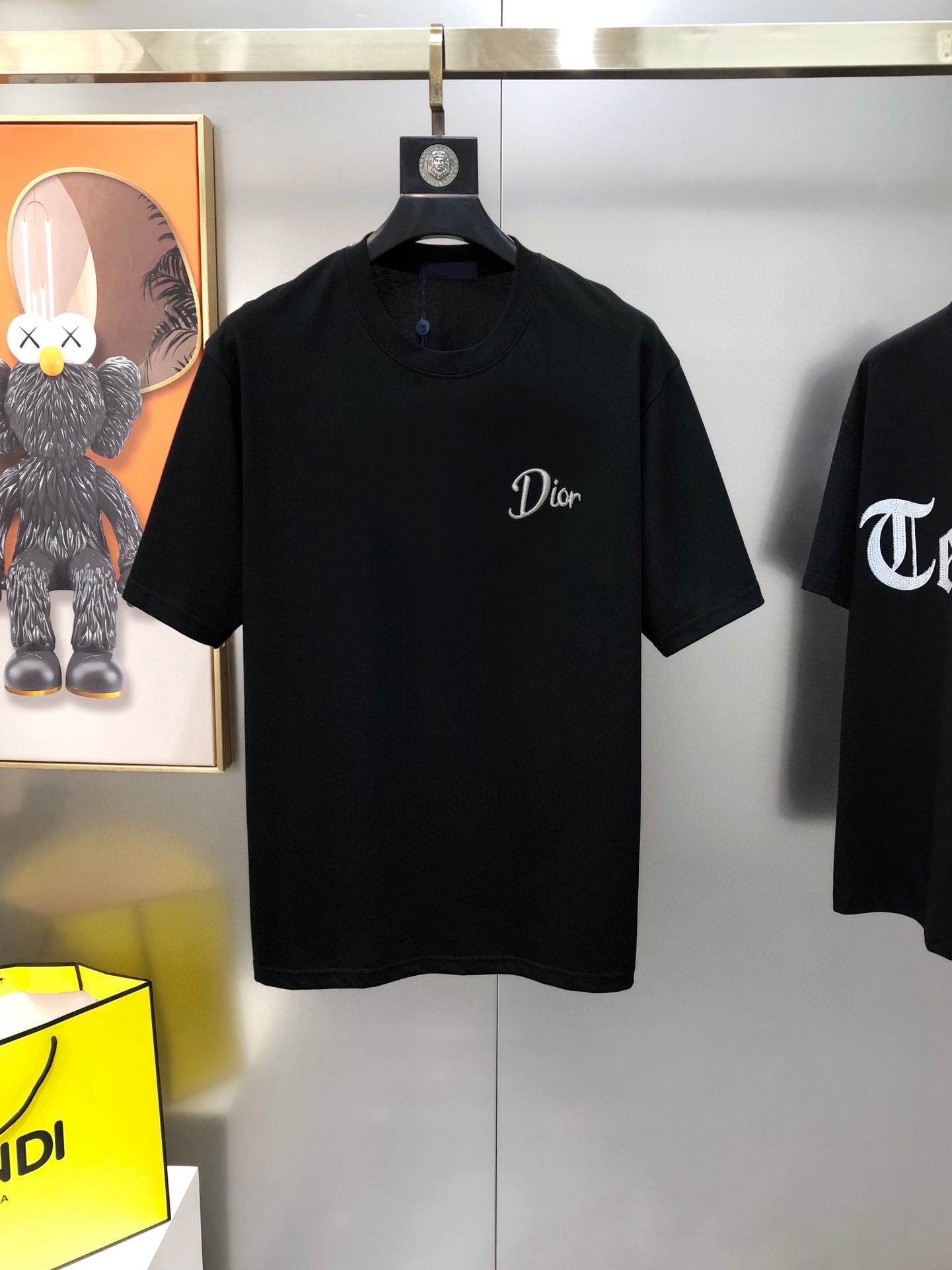 NO:444683,D*or Dior 2025 spring and summer new original single men's round neck short-sleeved T-shirt sold simultaneously in the counter, pay attention to details, high-end quality, high-version, OS wide version, three-dimensional embroidery logo pattern design, customized imported 95 pure cotton 5-day silk cotton blend fabric, soft and delicate, skin-friendly and comfortable to wear, OEM factory made the top body very handsome and stylish S-2XL (large, maximum size can be worn about 200 pounds, please report height and weight to place an order) Black White Blue shipped next day,,dior,T-shirt,tees,t-shirt,alexander wang19860909D*or 迪奥2025春夏新款原单男士圆领短袖T恤 专柜同步售卖 注意细节面料爆款高端品质 高版本 OS版型阔版 胸前立体刺绣logo图案设计 定制进口95纯棉5天丝棉混纺面料 手感柔软细腻 穿着亲肤舒适 代工厂精细做上身非常帅气有型 尺码S-2XL（偏大 最大码可穿200斤左右 下单请报身高体重) 黑色 白色 蓝色隔天出货,,dior,T-shirt,tees，t-shirt,alexander wang,Men's clothing