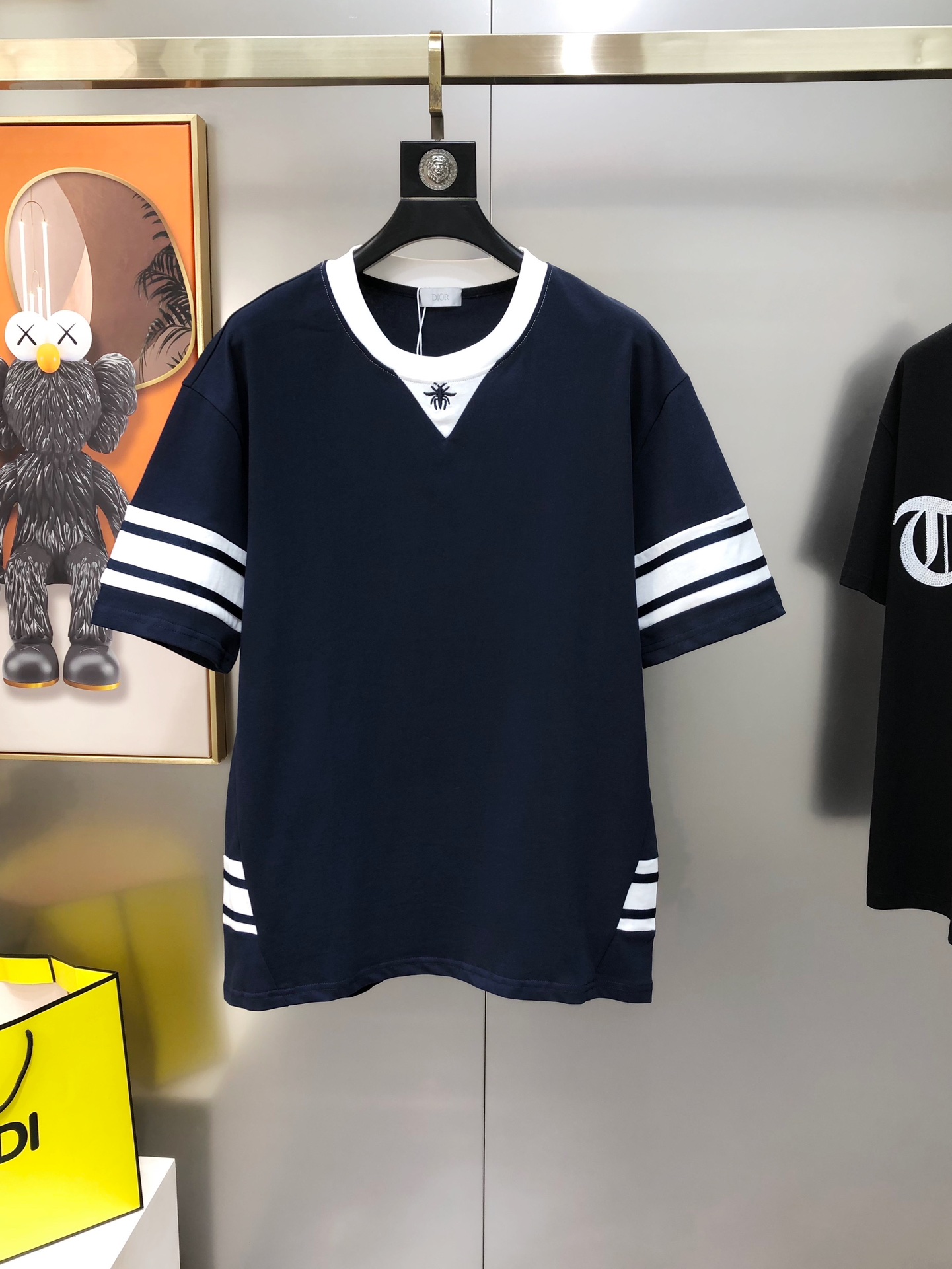 NO:444664,D*or Dior 2025 spring and summer new original single men's round neck short-sleeved T-shirt sold simultaneously in counters Hot high-end quality High-version OS wide version Spliced ​​webbing Embroidered bee logo design Custom imported pure cotton fabric Soft and delicate touch, skin-friendly and comfortable to wear The OEM is finely made in the upper body very handsome and stylish S-2XL (large, maximum size can be worn about 200 pounds. Please report height and weight when placing an order) Shipping the next day Royal blue,,dior,T-shirt,tees,t-shirt,alexander wang19860909D*or 迪奥2025春夏新款原单男士圆领短袖T恤 专柜同步售卖 爆款高端品质 高版本 OS版型阔版 拼接织带 刺绣小蜜蜂logo设计 定制进口纯棉面料 手感柔软细腻 穿着亲肤舒适 代工厂精细做上身非常帅气有型 尺码S-2XL（偏大 最大码可穿200斤左右 下单请报身高体重) 隔天出货 宝蓝色,,dior,T-shirt,tees，t-shirt,alexander wang,Men's clothing