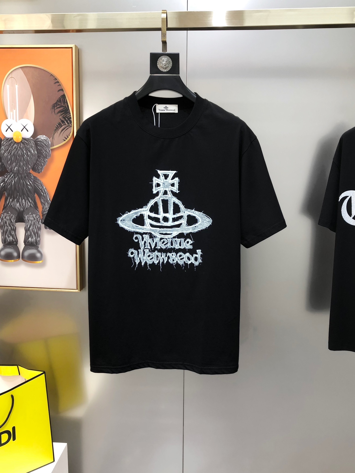 NO:444630,Viv*enne Westwood Queen Mother 2025 spring and summer new original single men's round neck short-sleeved T-shirt sold simultaneously in counters Hot high-end quality High-version OS style wide version Printed offset printed letter logo pattern design Custom imported 95 cotton 5-day silk cotton blend fabric Soft and delicate touch, skin-friendly and comfortable to wear The OEM is finely made in the upper body very handsome and stylish S-2XL (large maximum size can be worn about 200 pounds. Please report height and weight when placing an order) Black White Shipping the next day, T-shirt,tees,t-shirt,alexander wang19860909Viv*enne Westwood 西太后2025春夏新款原单男士圆领短袖T恤 专柜同步售卖 爆款高端品质 高版本 OS版型阔版 印胶印花字母logo图案设计 定制进口95棉5天丝棉混纺面料 手感柔软细腻 穿着亲肤舒适 代工厂精细做上身非常帅气有型 尺码S-2XL（偏大 最大码可穿200斤左右 下单请报身高体重) 黑色 白色 隔天出货,,T-shirt,tees，t-shirt,alexander wang,Men's clothing