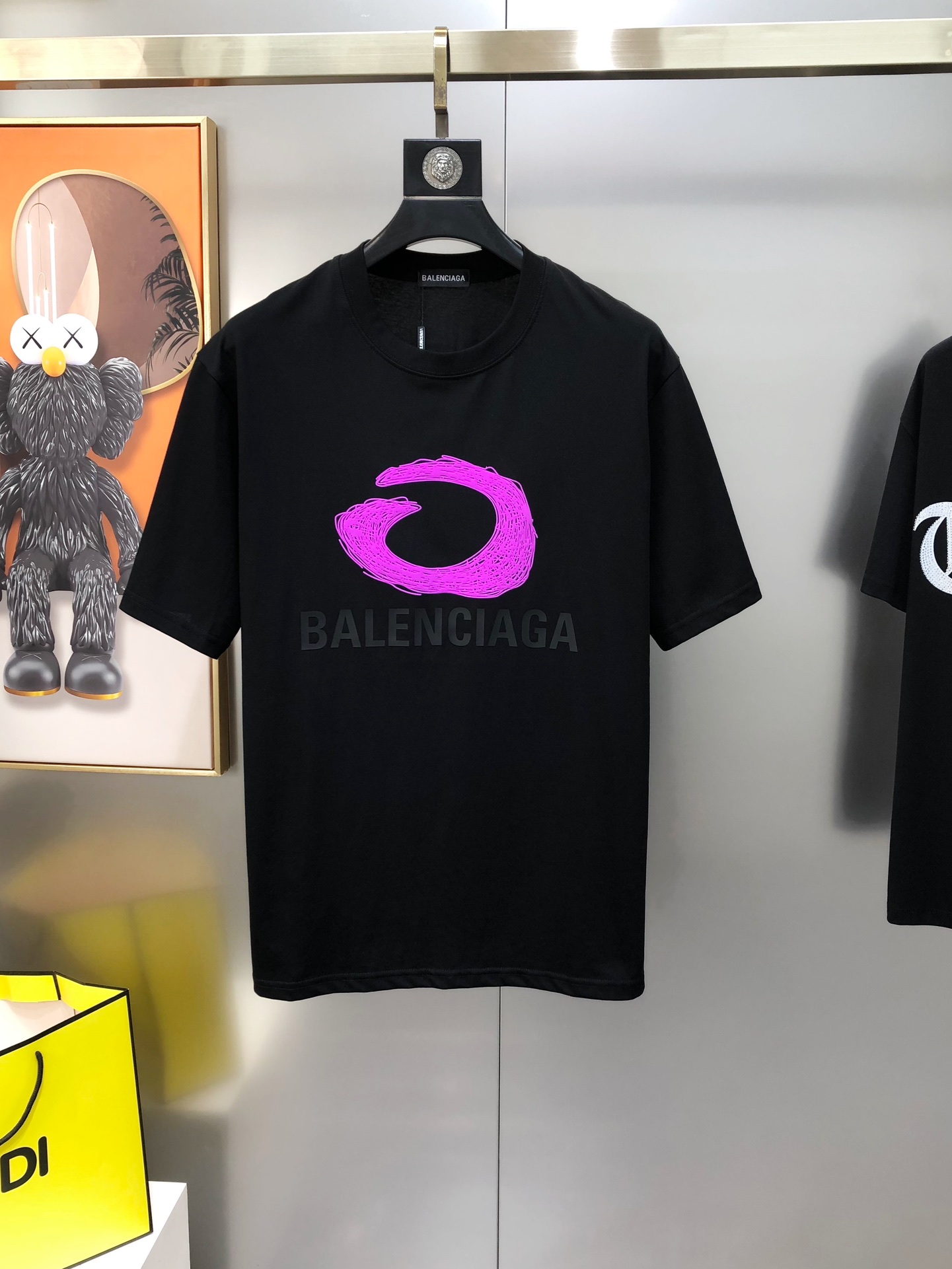 NO:444638,Bal*nciaga 2025 spring and summer new original single men's round neck short-sleeved T-shirt sold simultaneously on the counter, pay attention to details, high-end quality, high-version, OS version, wide version, three-dimensional printed letter logo pattern design, custom imported 95 pure cotton 5-day silk cotton blend fabric, soft and delicate, skin-friendly and comfortable to wear, OEM factory made the upper body very handsome and stylish S-2XL (large, maximum size can be worn about 200 pounds, please report height and weight to place an order) Black White Blue Shipping the next day,,balenciaga,T-shirt,tees,t-shirt,alexander wang19860909Bal*nciaga 巴黎世家2025春夏新款原单男士圆领短袖T恤 专柜同步售卖 注意细节面料爆款高端品质 高版本 OS版型阔版 立体印胶字母logo图案设计 定制进口95纯棉5天丝棉混纺面料 手感柔软细腻 穿着亲肤舒适 代工厂精细做上身非常帅气有型 尺码S-2XL（偏大 最大码可穿200斤左右 下单请报身高体重) 黑色 白色 蓝色 隔天出货,,balenciaga,T-shirt,tees，t-shirt,alexander wang,Men's clothing