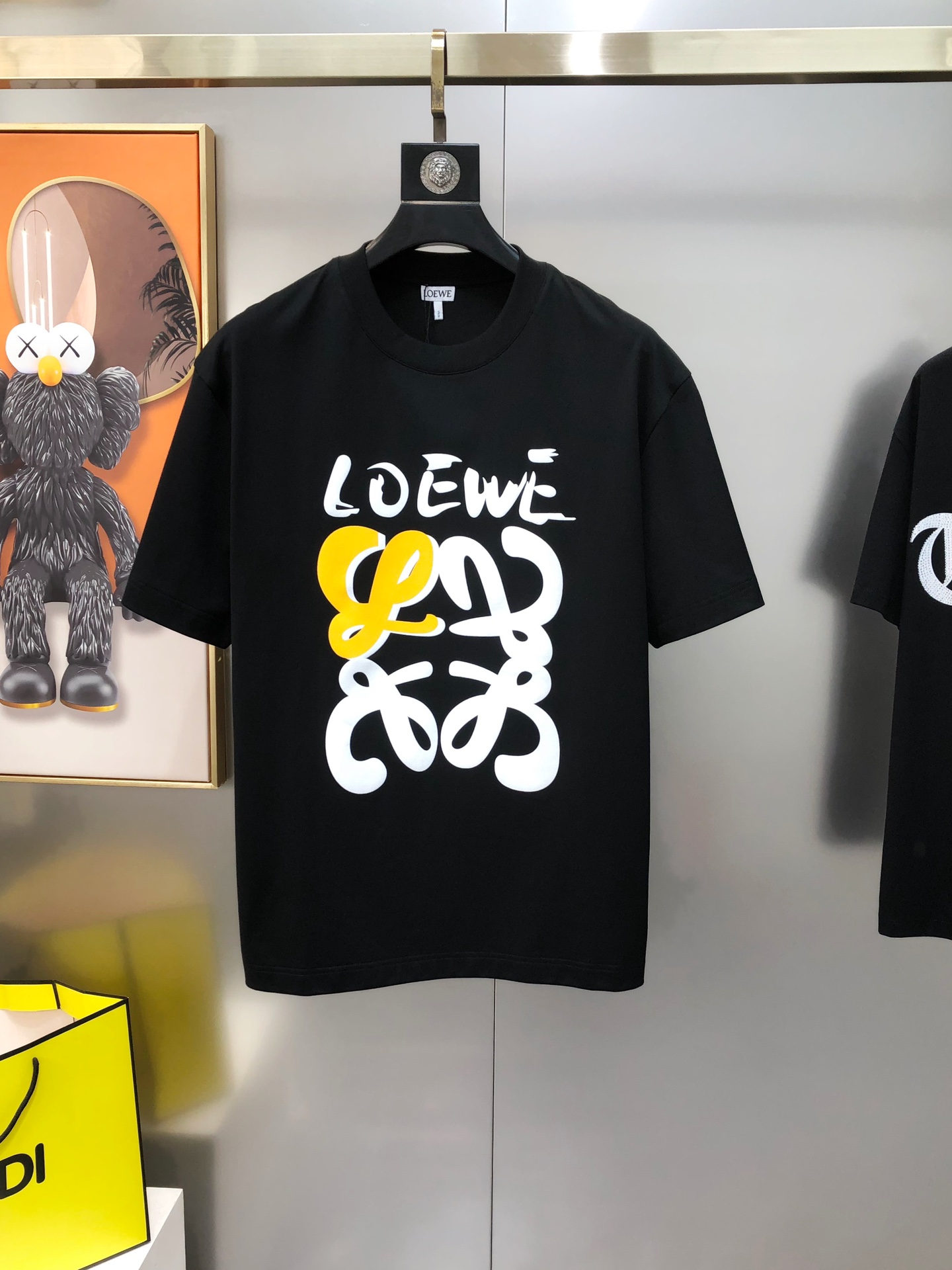 NO:444671,L*EWE Luo Yiwei's new spring and summer 2025 original single men's round neck short-sleeved T-shirt sold simultaneously in counters. High-end quality. High-version. OS version. Printed offset printed letter logo pattern design. Custom imported double-strand pure cotton fabric. Soft and delicate. Skin-friendly and comfortable to wear. OEM is finely made in the upper body. It is very handsome and stylish. Three standards are complete. Size M-3XL (large. The maximum size can be worn about 200 kilograms. Please report height and weight when placing an order) Black and white. Shipping the next day,,loewe,T-shirt,tees,t-shirt,alexander wang19860909L*EWE 罗意葳2025春夏新款原单男士圆领短袖T恤 专柜同步售卖 爆款高端品质 高版本 OS版型阔版 印胶印花字母logo图案设计 定制进口双股纯棉面料 手感柔软细腻 穿着亲肤舒适 代工厂精细做上身非常帅气有型 三标齐 全 尺码M-3XL（偏大 最大码可穿200斤左右 下单请报身高体重) 黑色 白色 隔天出货,,loewe,T-shirt,tees，t-shirt,alexander wang,Men's clothing