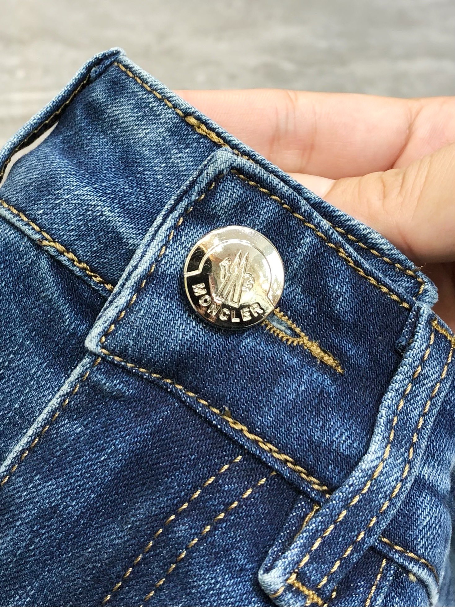 Moncler Spears Spring/Summer Men’s Jeans: High-end Custom Fashion with Unique Design - 图片 6