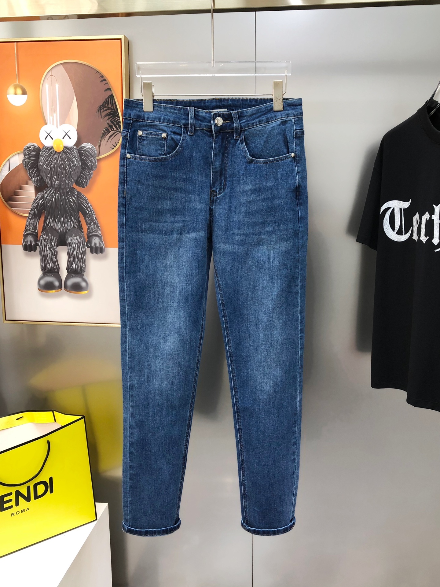 Moncler Spears Spring/Summer Men’s Jeans: High-end Custom Fashion with Unique Design - 图片 2