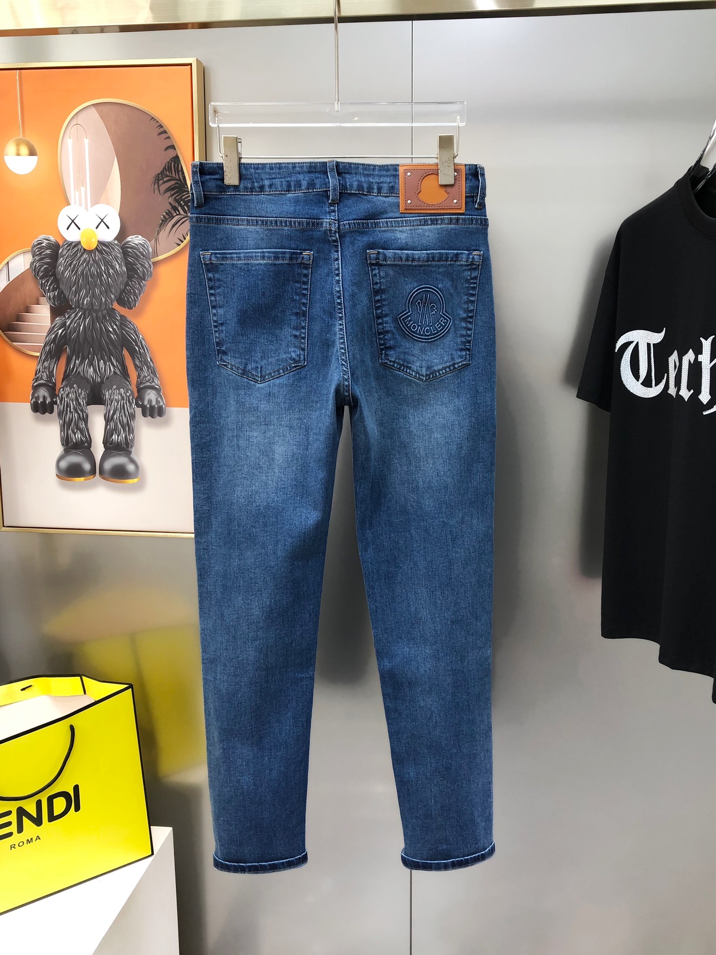 Moncler Spears Spring/Summer Men’s Jeans: High-end Custom Fashion with Unique Design - 图片 3