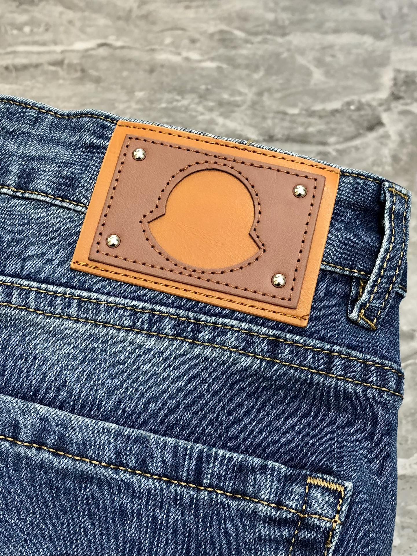 Moncler Spears Spring/Summer Men’s Jeans: High-end Custom Fashion with Unique Design - 图片 7