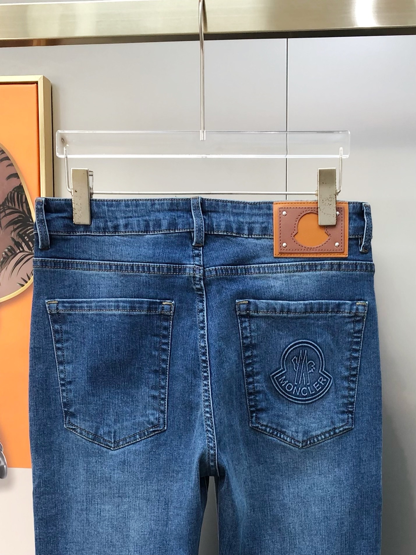 Moncler Spears Spring/Summer Men’s Jeans: High-end Custom Fashion with Unique Design - 图片 5