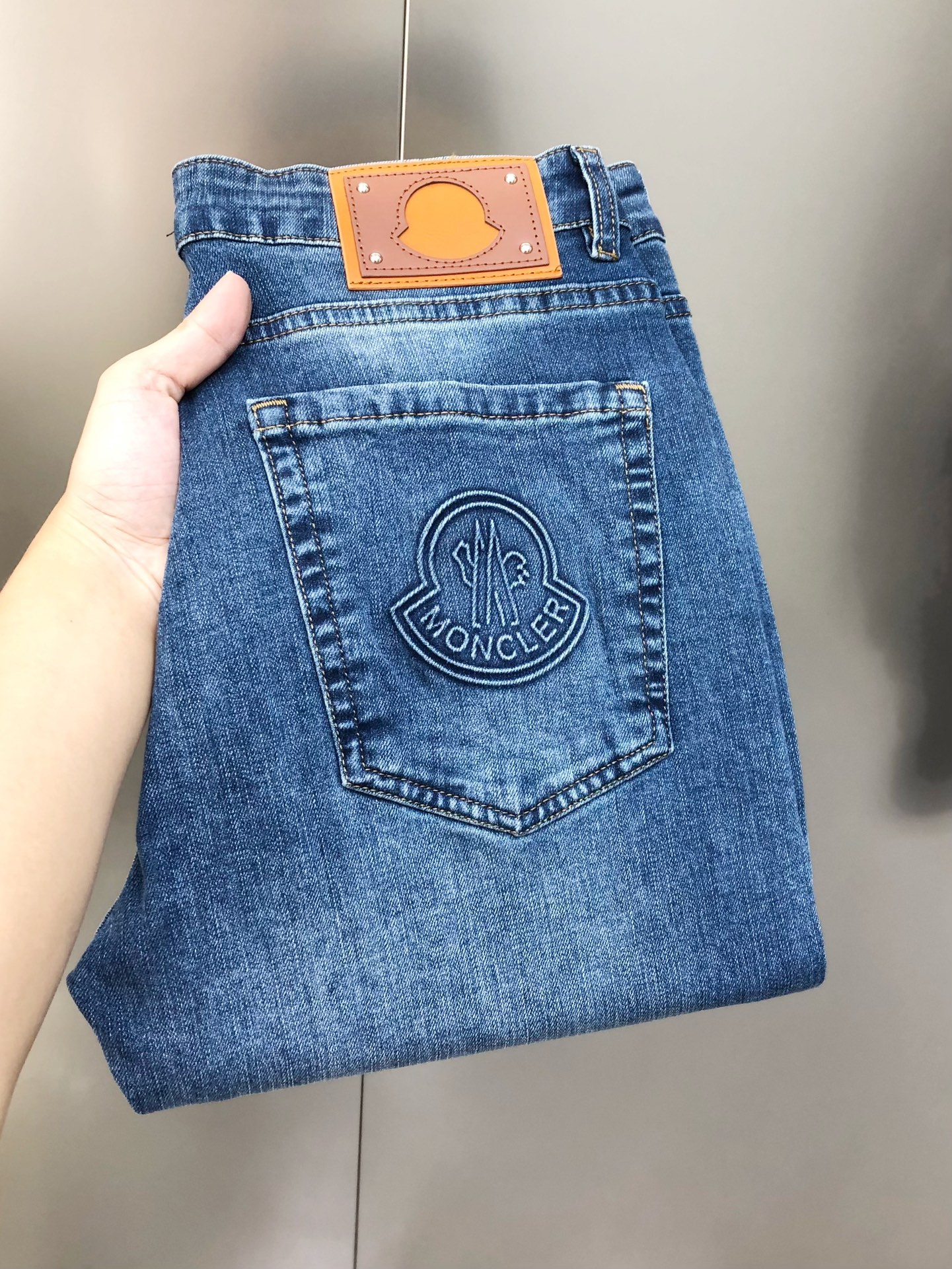 Moncler Spears Spring/Summer Men’s Jeans: High-end Custom Fashion with Unique Design - 图片 1