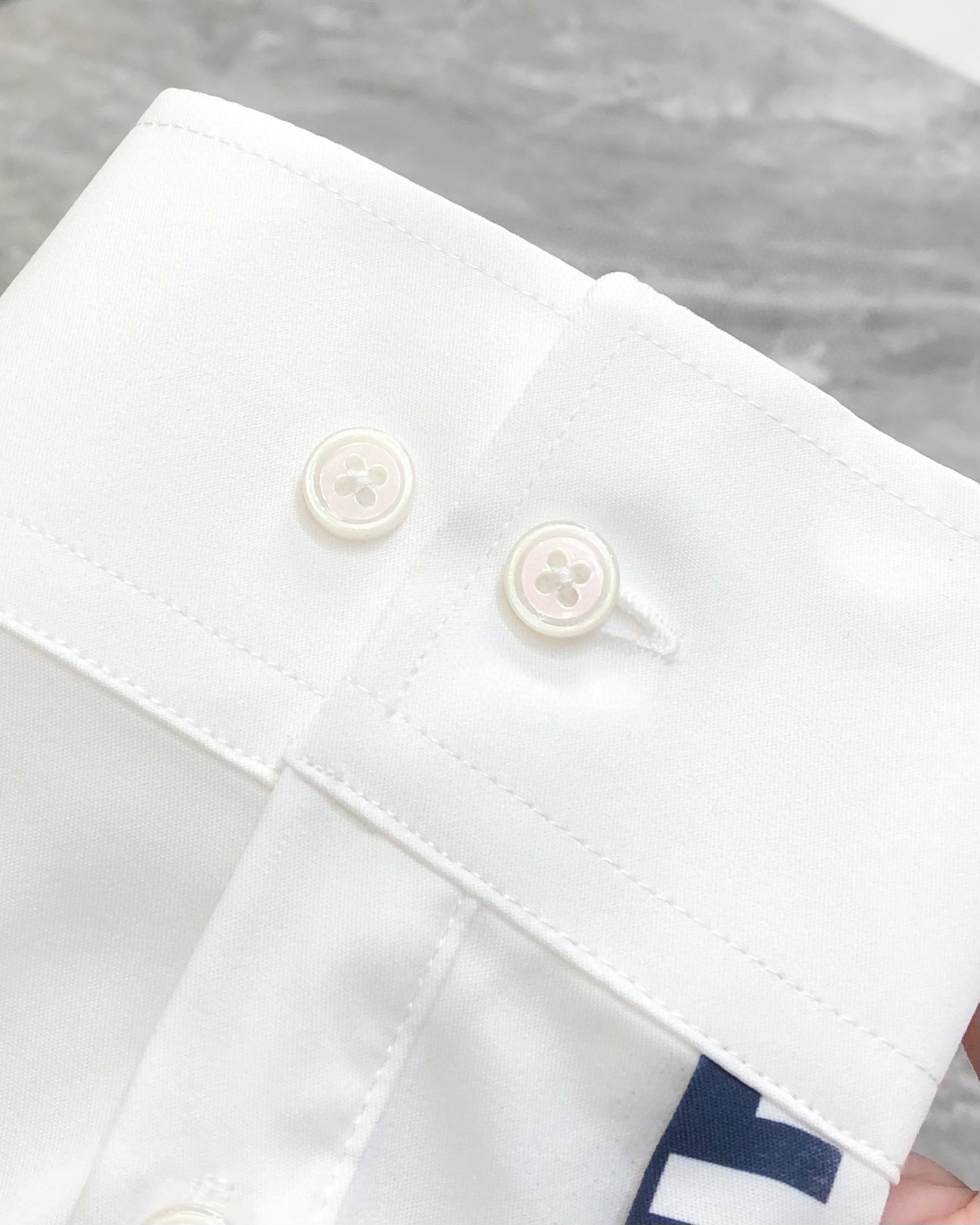 Fendi Men’s Long-Sleeved Shirts: High-Fashion Design with Silk Flour and Original Buttons - 图片 6