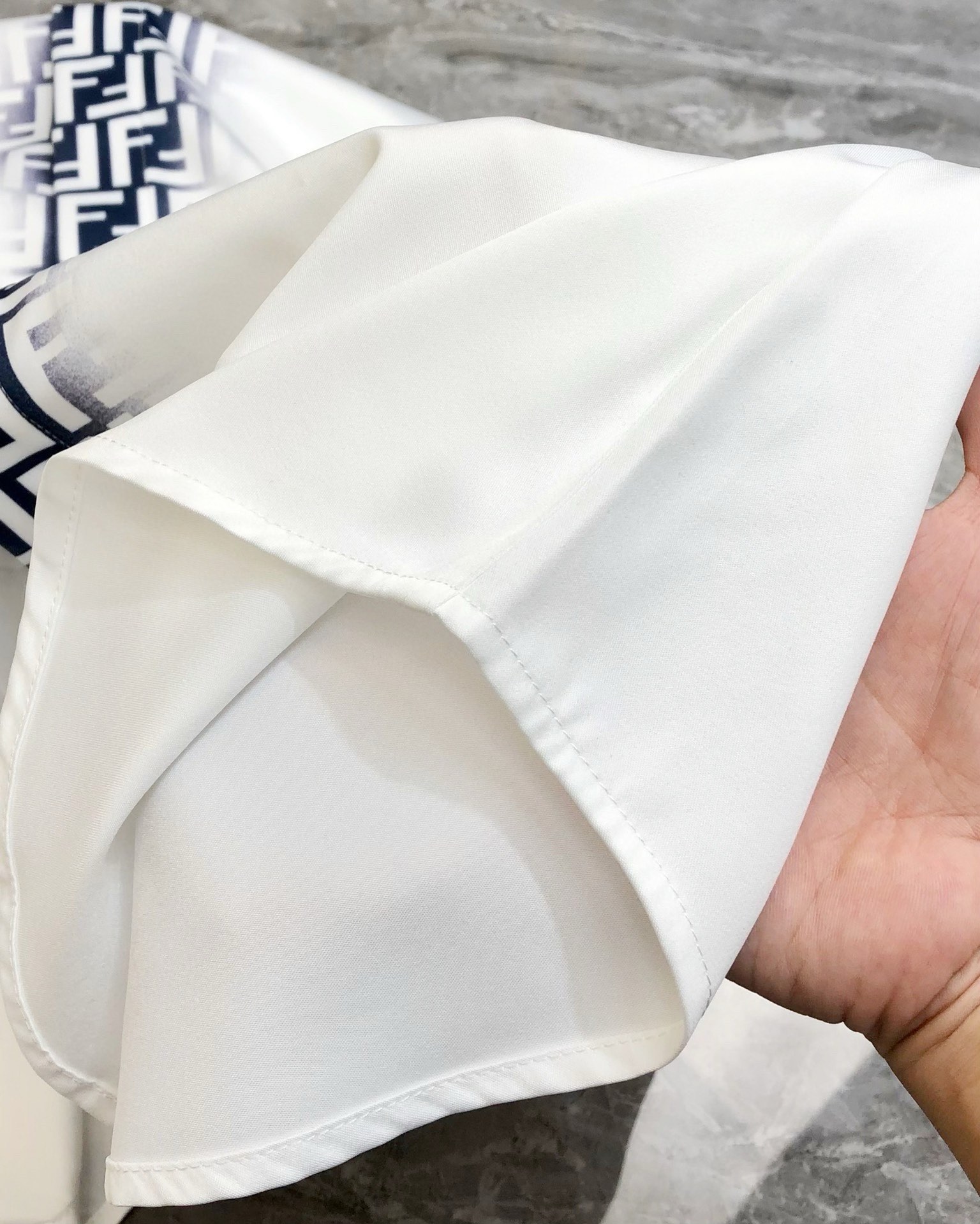 Fendi Men’s Long-Sleeved Shirts: High-Fashion Design with Silk Flour and Original Buttons - 图片 7