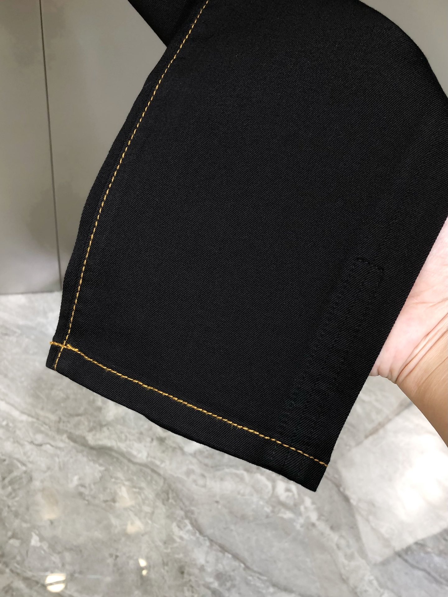 “Valentino’s 2025 Summer Black Cow Short-Legged Calves: High-End Tailoring and Comfort” - 图片 9