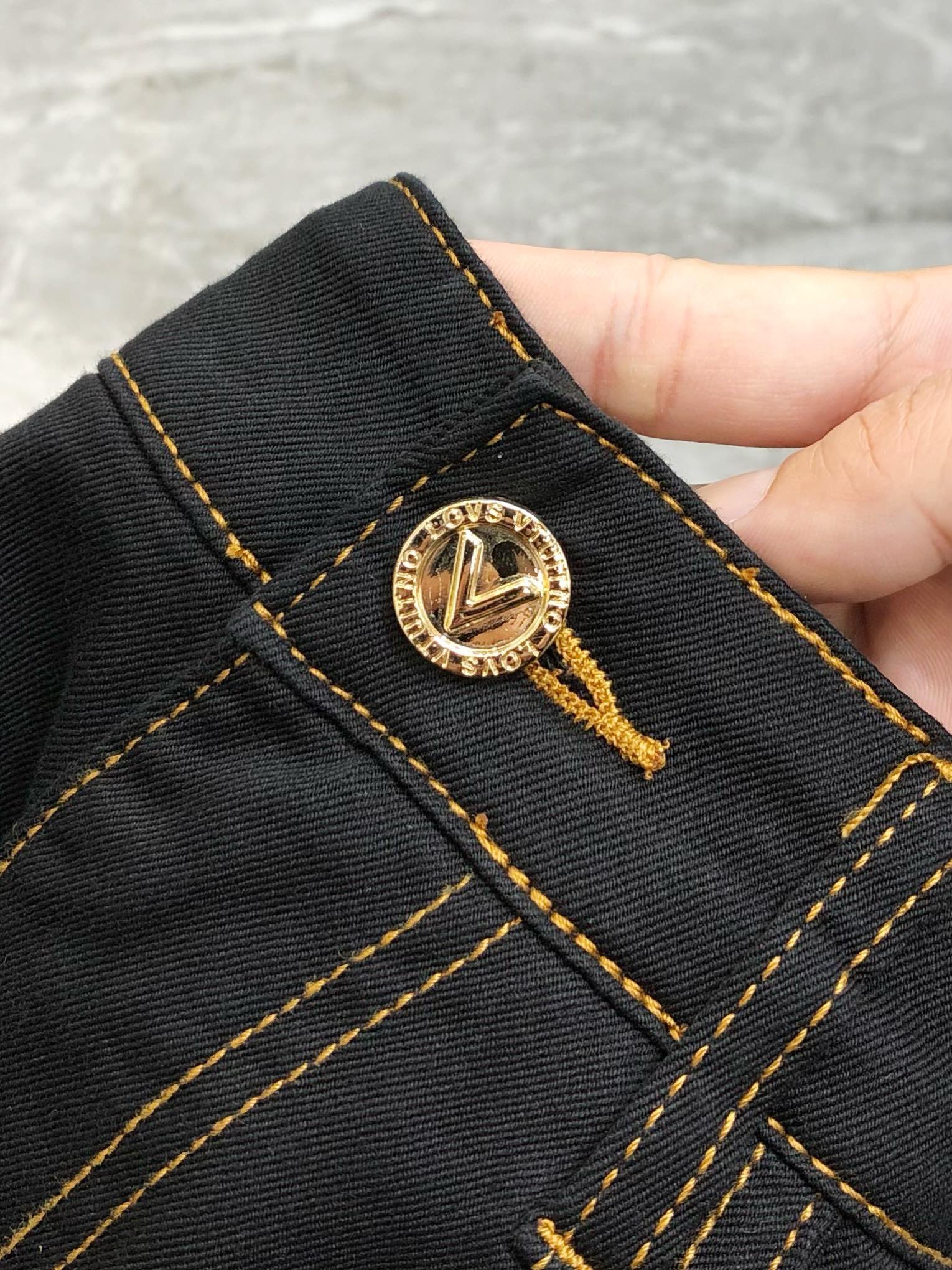 “Valentino’s 2025 Summer Black Cow Short-Legged Calves: High-End Tailoring and Comfort” - 图片 6